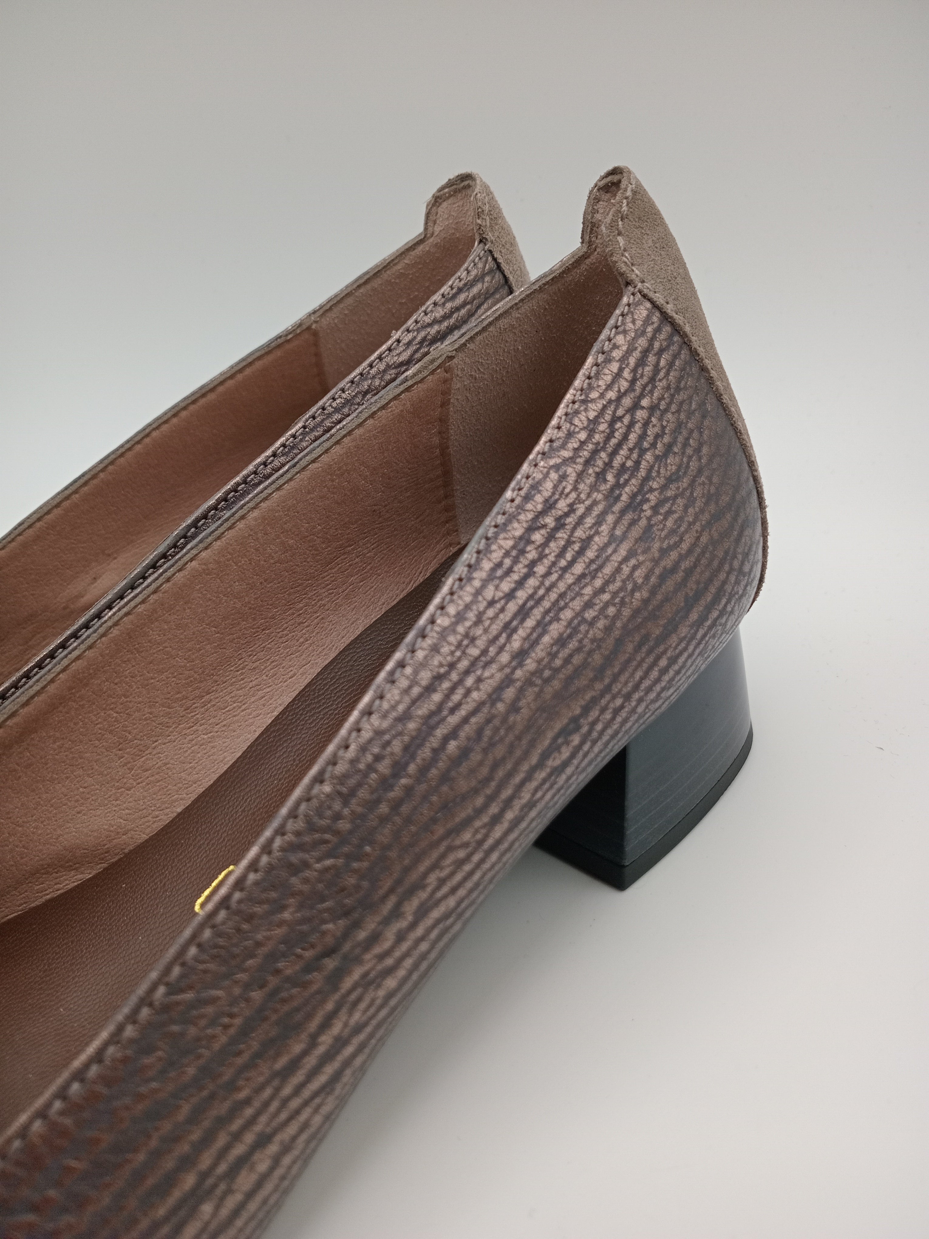 SABRINA SALTO HISPANITAS CASTANHO ESCURO COURO FIVELA DOURADA A FRENTE BICO QUADRADO