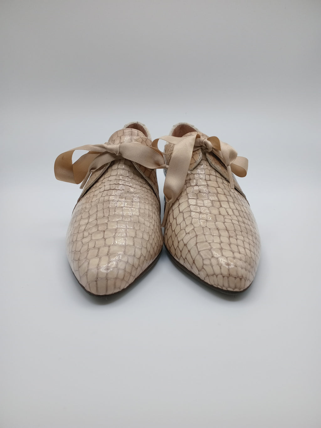SAPATO VINTAGE SALTO HISPANITAS CREME COBRA COURO BICO REDONDO ATACADOR FITA SETIN VERNIZ MOCASSIM