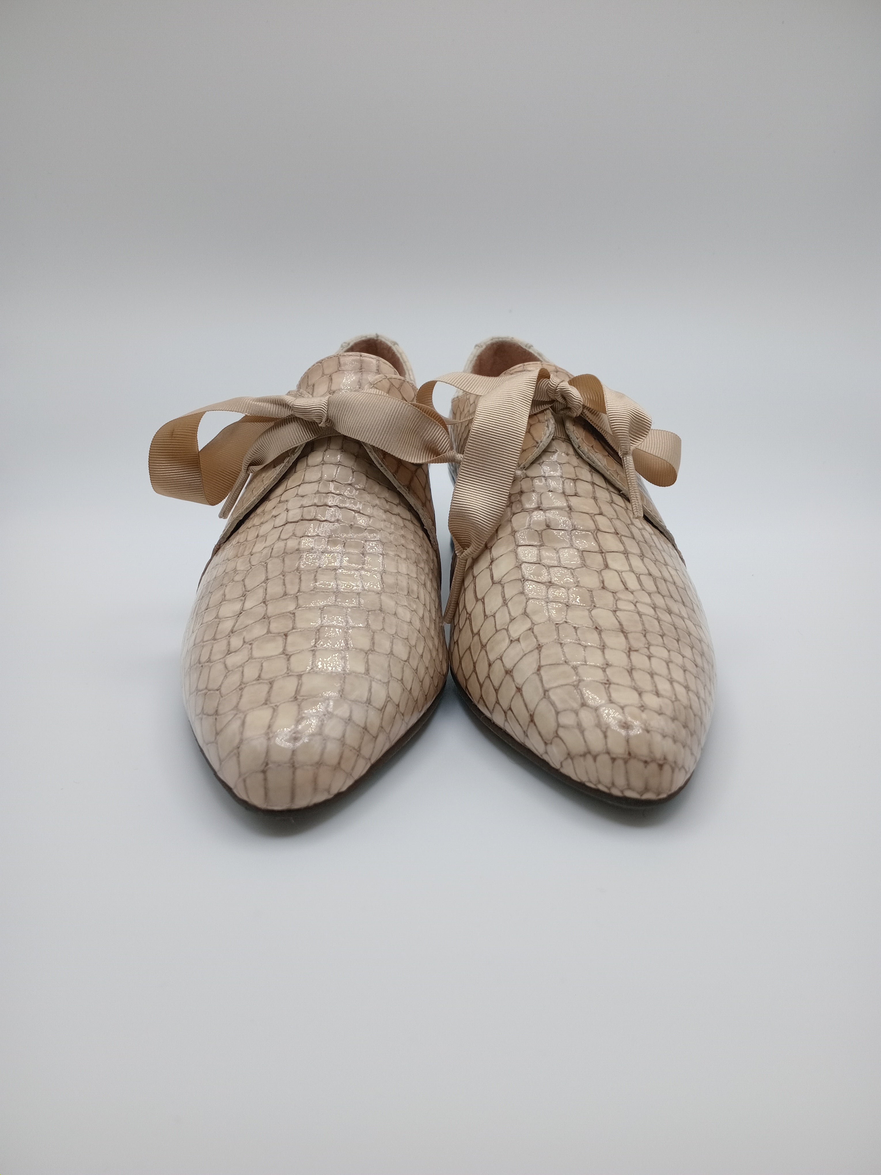 SAPATO VINTAGE SALTO HISPANITAS CREME COBRA COURO BICO REDONDO ATACADOR FITA SETIN VERNIZ MOCASSIM