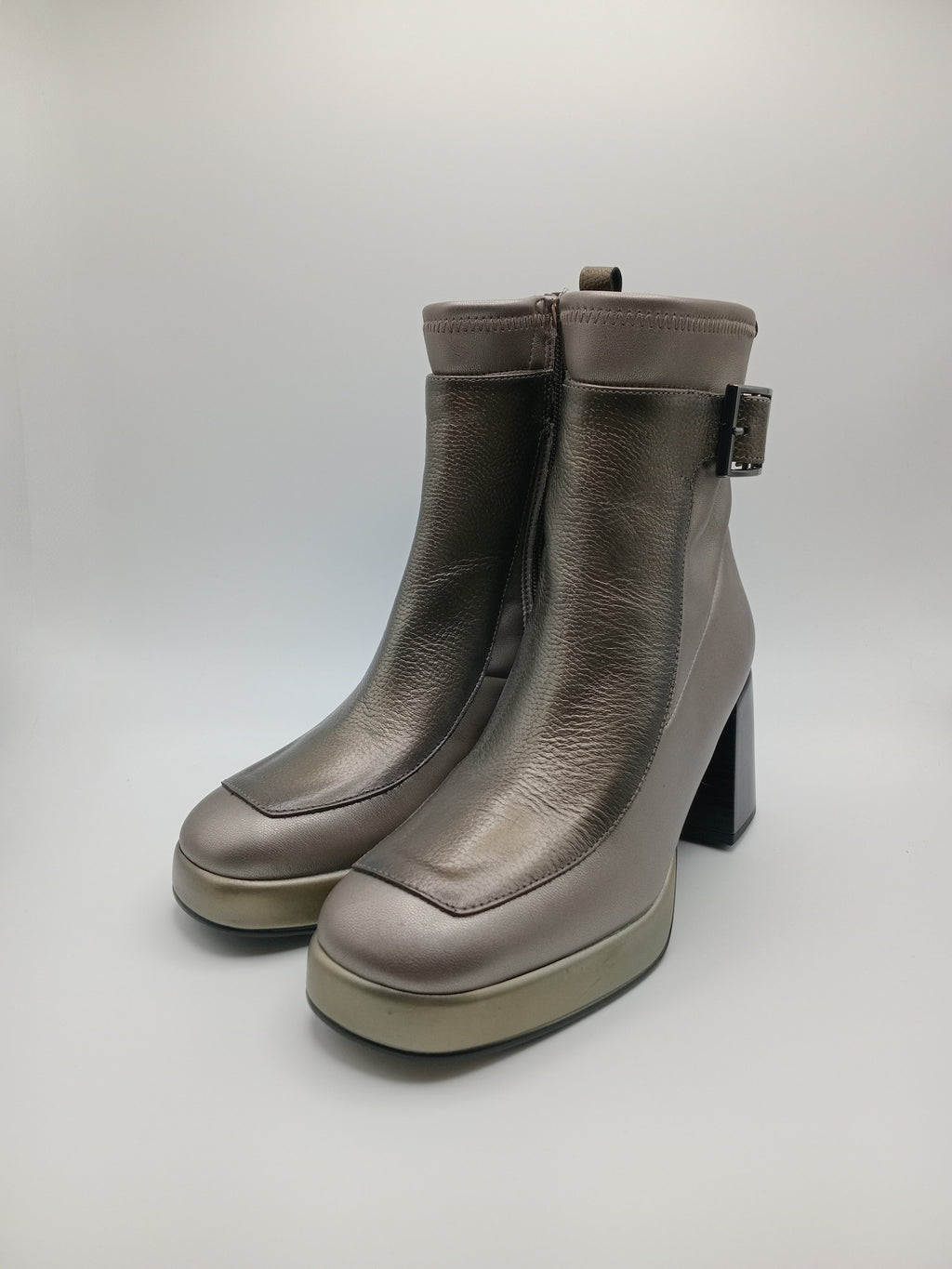 BOTA QUADRADA HISPANITAS PRATA ASFALTO CINZA ZIPER FIVELA H LOGO