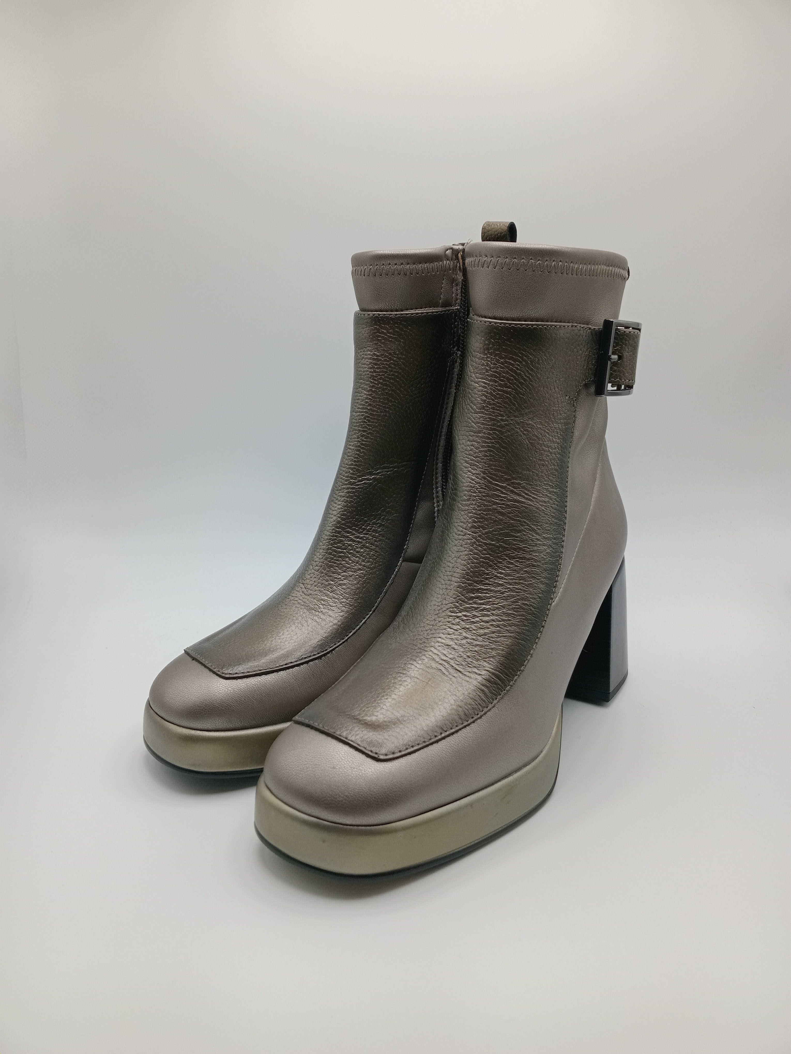 BOTA QUADRADA HISPANITAS PRATA ASFALTO CINZA ZIPER FIVELA H LOGO