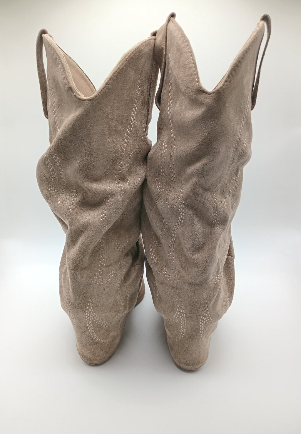 BOTA WESTERN IDEAL SHOES BEGE CASTANHO CLARO CAMURÇA BORDADO BICUDO ZIPER