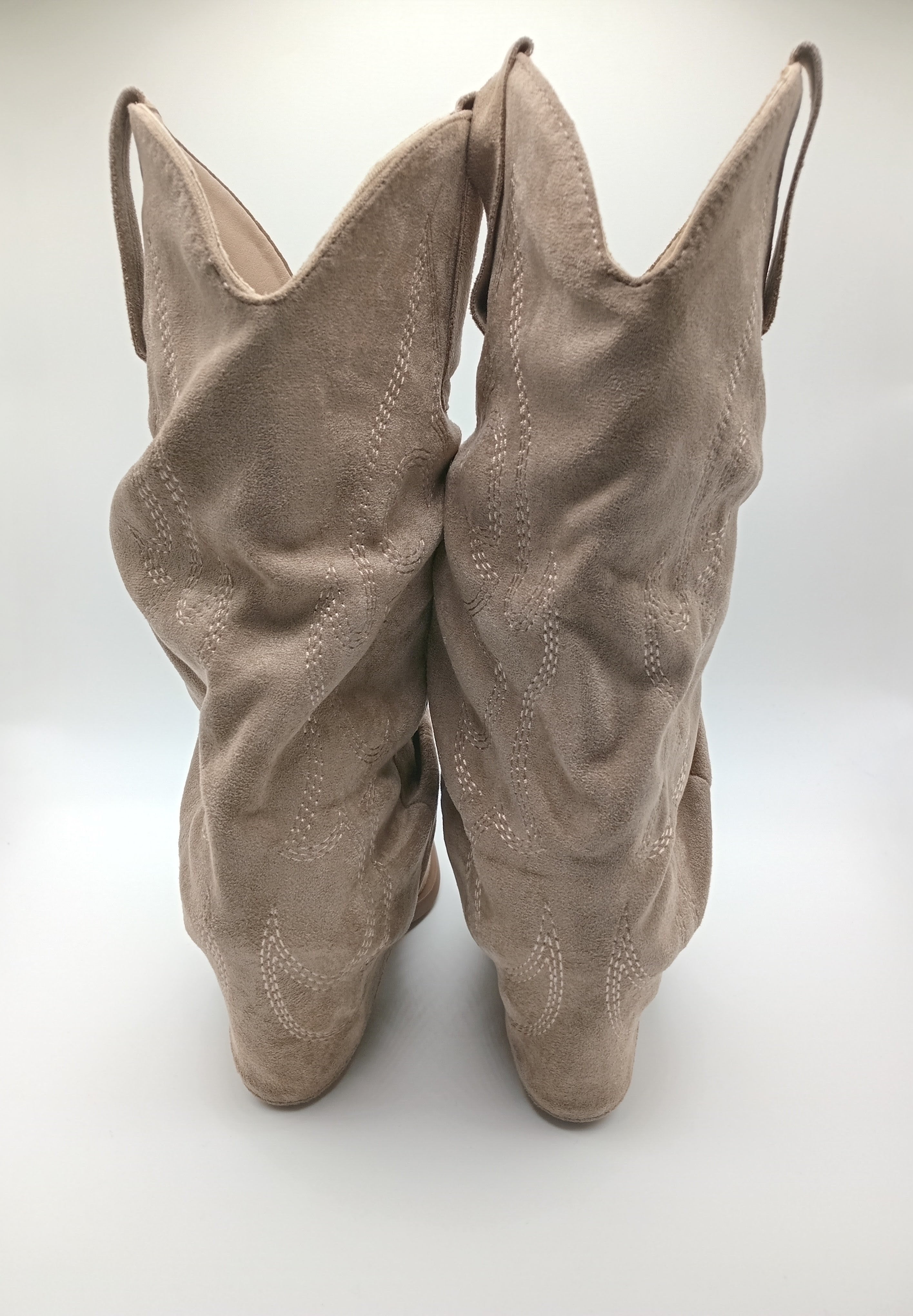 BOTA WESTERN IDEAL SHOES BEGE CASTANHO CLARO CAMURÇA BORDADO BICUDO ZIPER