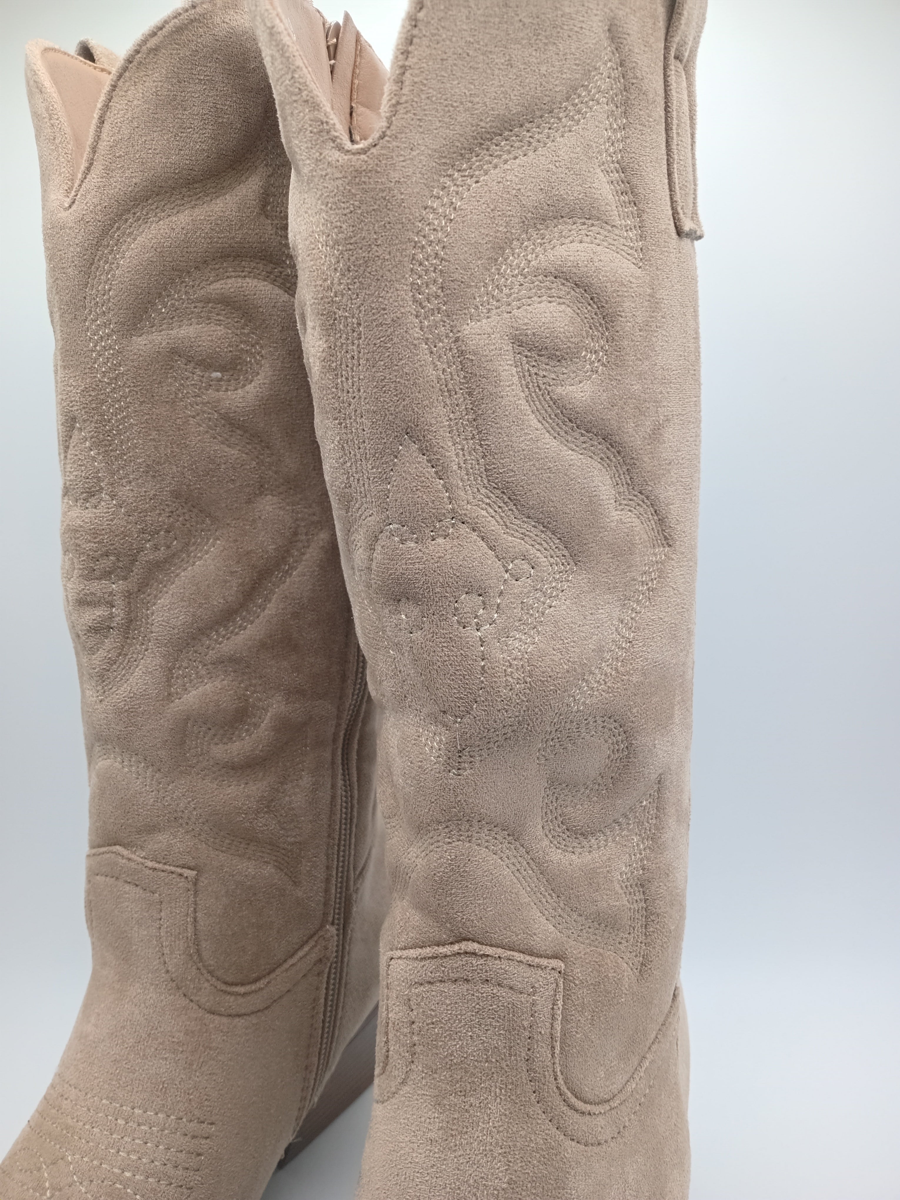 BOTA COWGIRL MARQUIIZ KHAKI BEGE CAMURÇA BORDADO ZIPER BICUDO