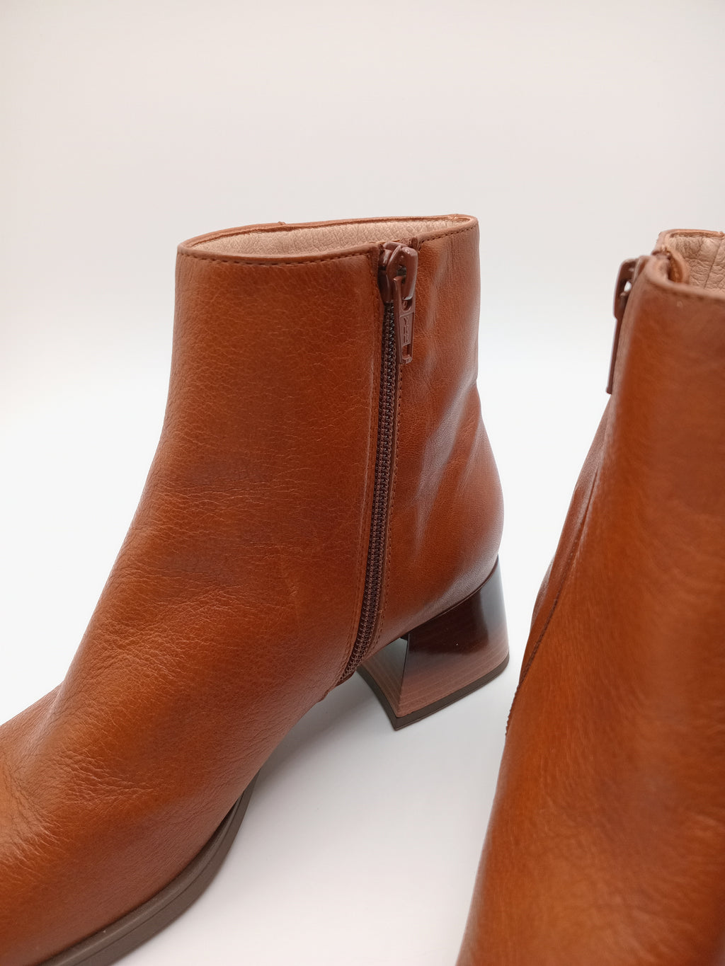 BOTA TEXANA HISPANITAS CASTANHO COURO LISO VERNIZ ZIPER BOTIM