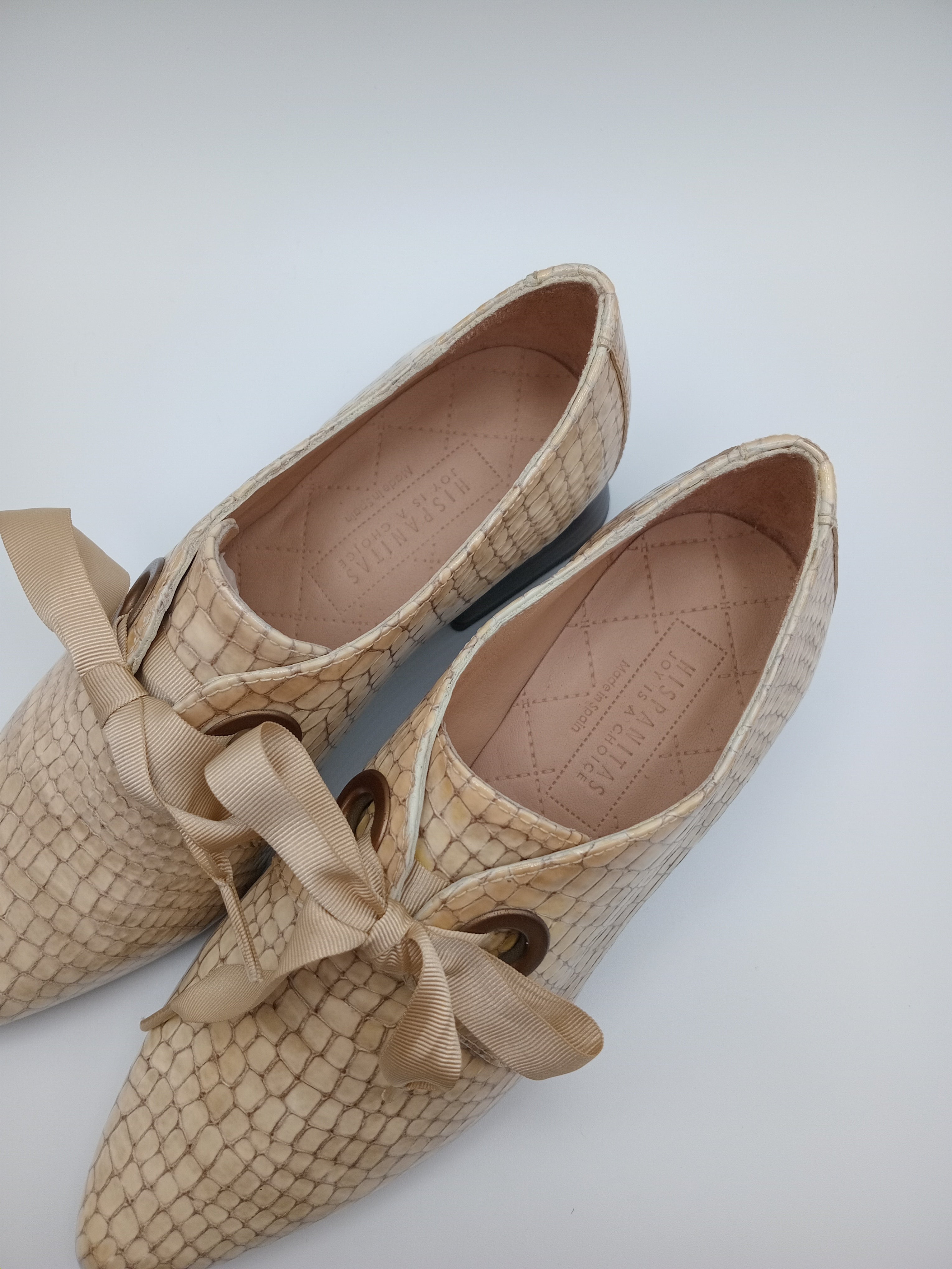 SAPATO VINTAGE SALTO HISPANITAS CREME COBRA COURO BICO REDONDO ATACADOR FITA SETIN VERNIZ MOCASSIM
