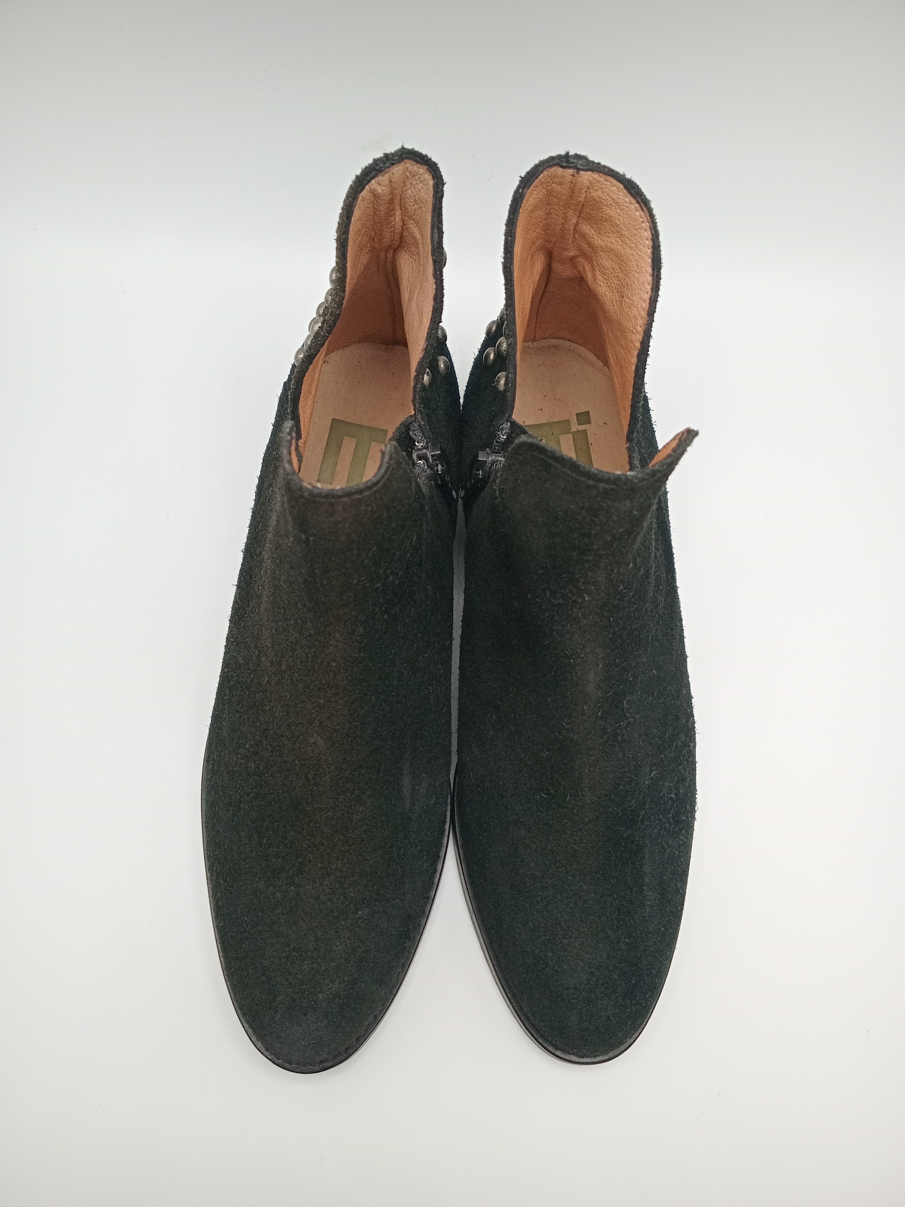 BOTA TEXANA MACADI PRETO COURO TAXAS BOLAS FENDA BOTIM