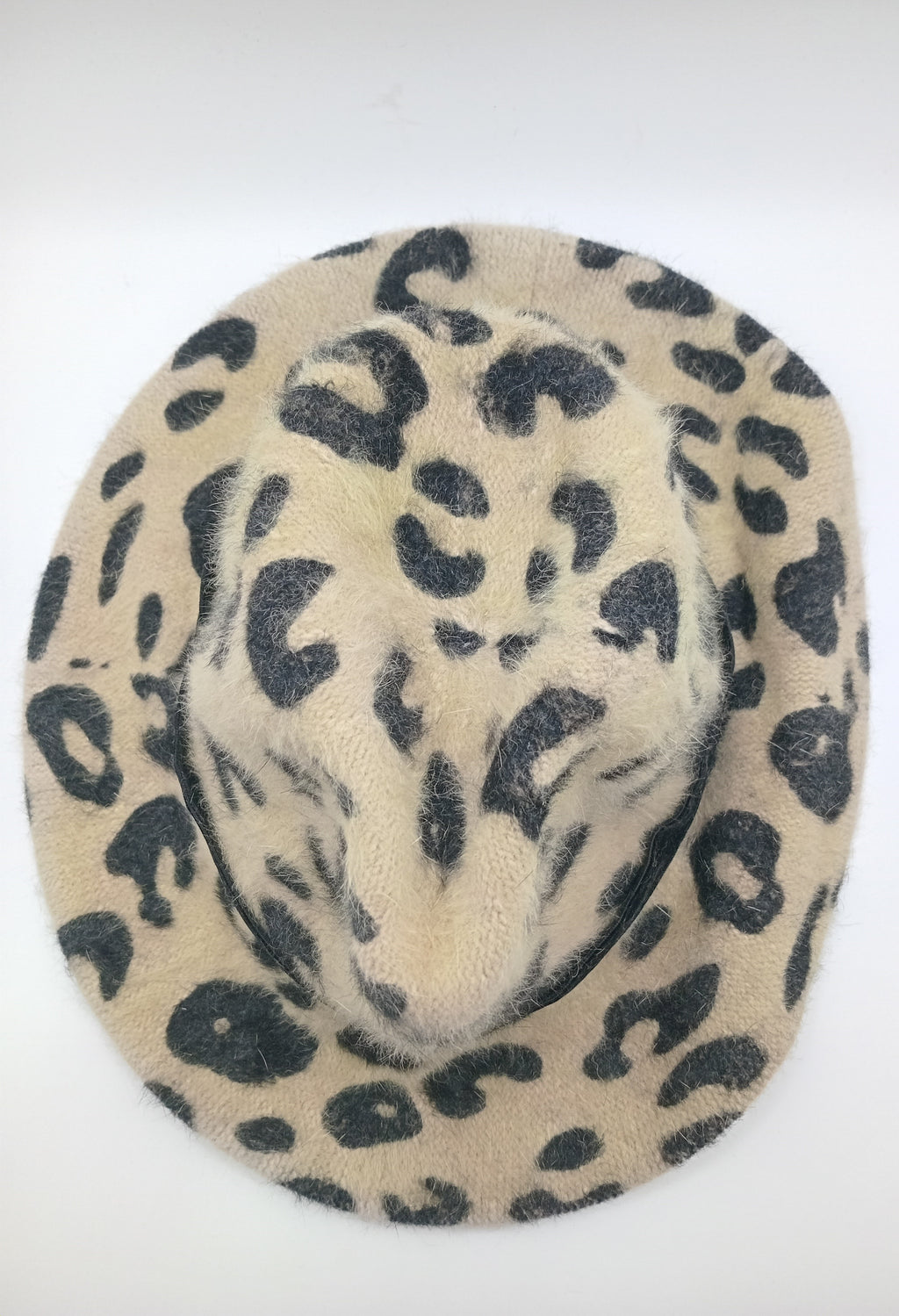 CHAPÉU FLORA LEOPARDO FITA PRETA CAMURÇA ANIMAL PRINT