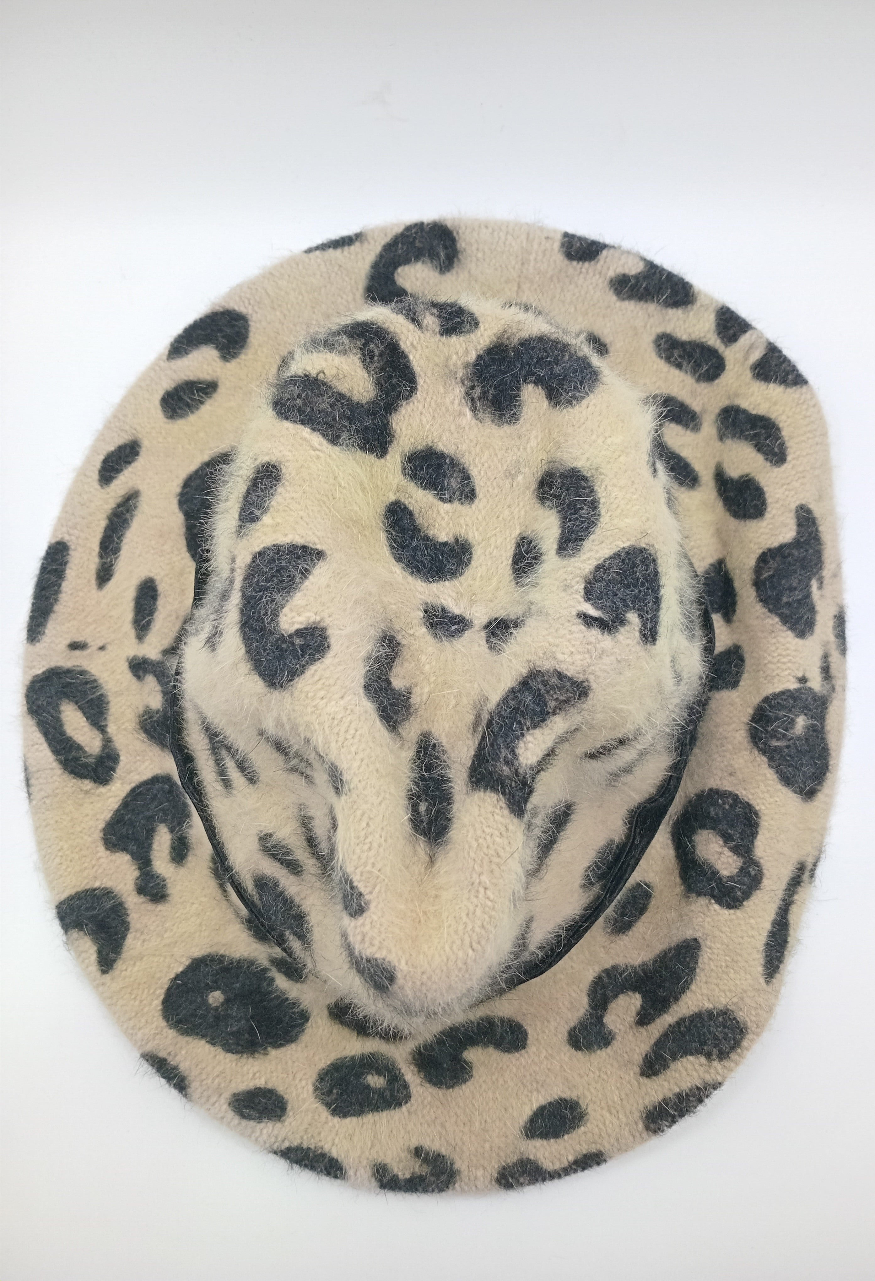 CHAPÉU FLORA LEOPARDO FITA PRETA CAMURÇA ANIMAL PRINT