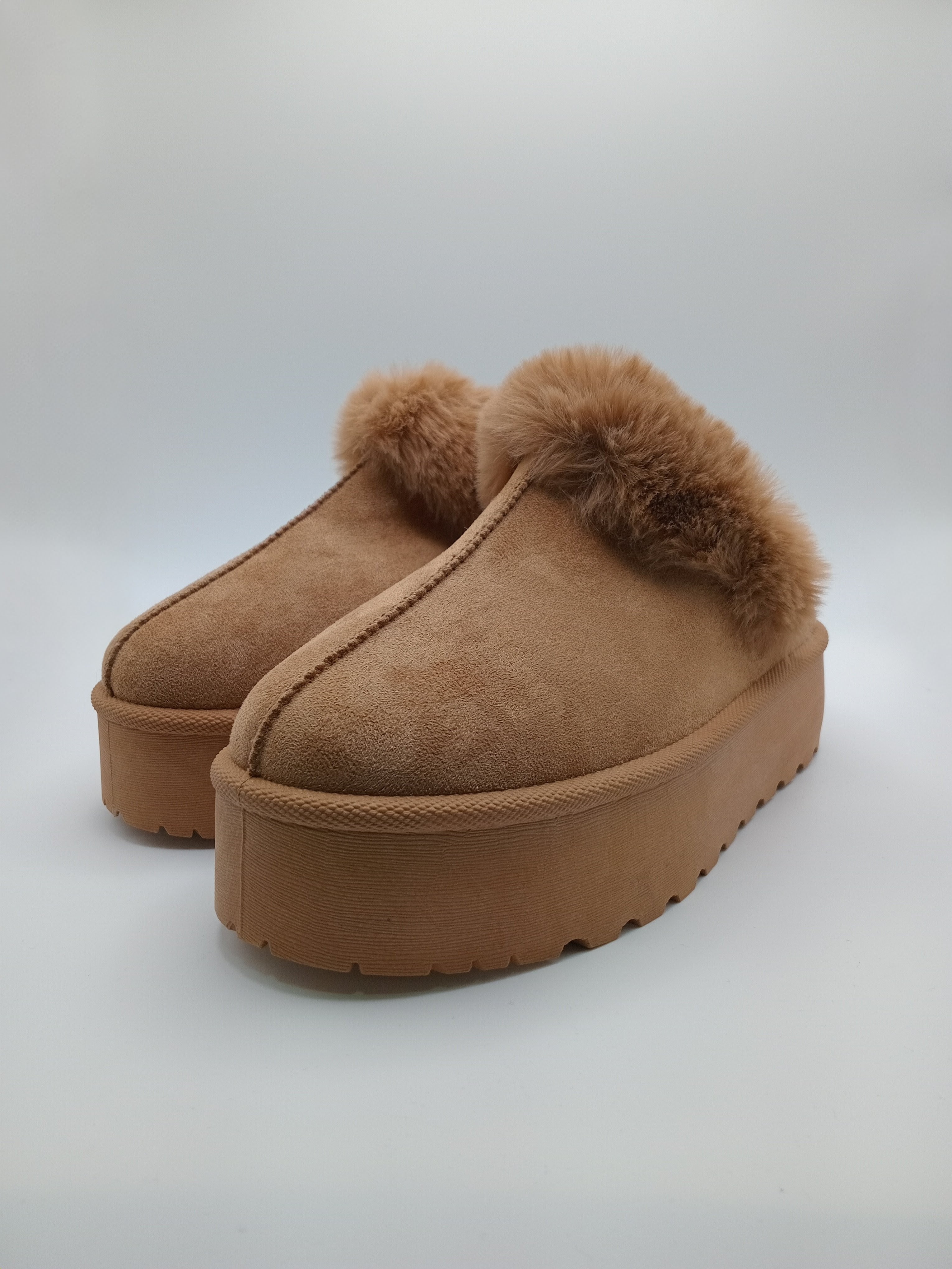 SOCAS PANTUFAS MACADI CASTANHO PELOS CAMURÇA TIRAS