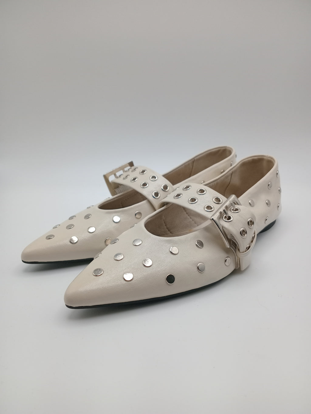 Sapatos Mary Jane Corina Bege Creme com Tachas e Fivela; Sabrinas de Ponta Fina Elegantes para Senhora.