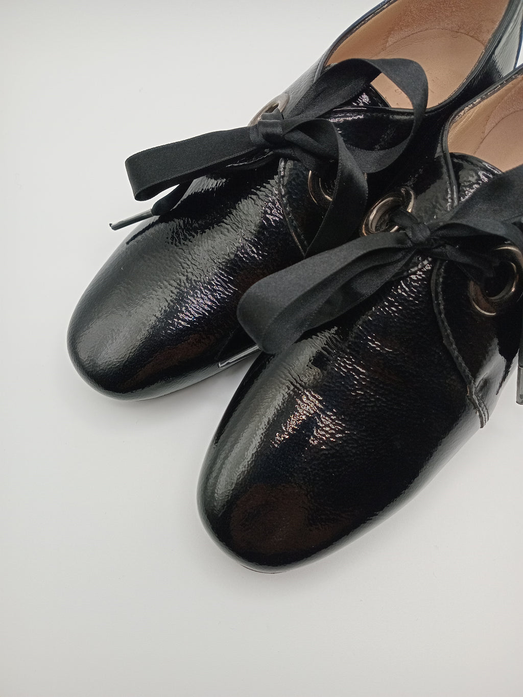 SAPATO VINTAGE SALTO HISPANITAS PRETO COURO BICO REDONDO ATACADOR FITA SETIN VERNIZ MOCASSIM