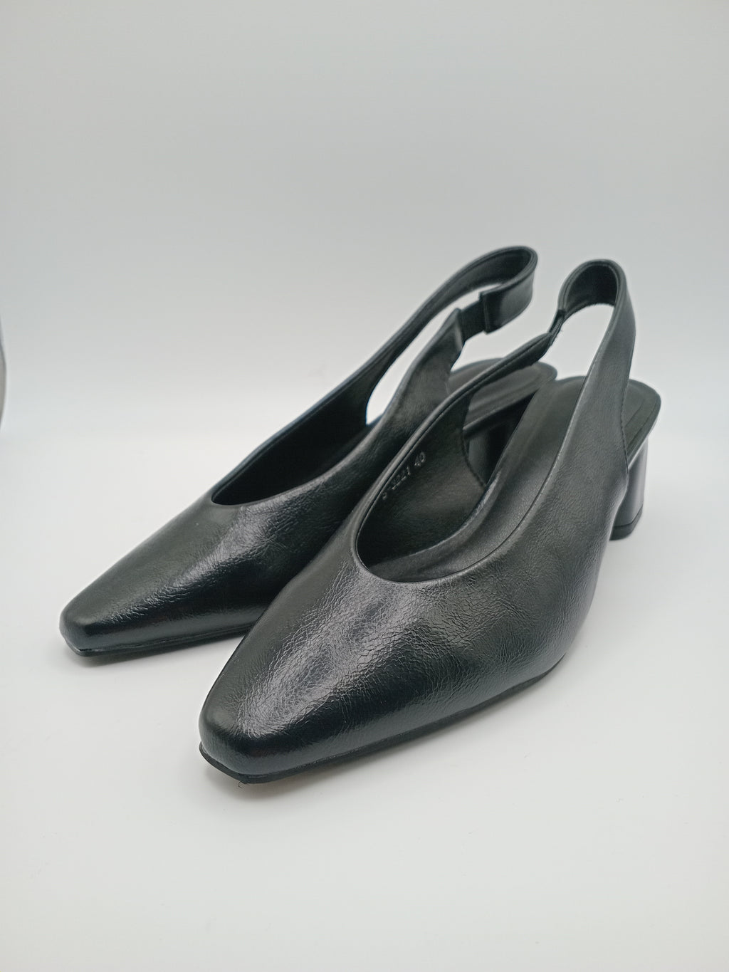 SABRINA SALTO MULLET BUONAROTTI PRETO BICUDO SCARPIN VERNIZ