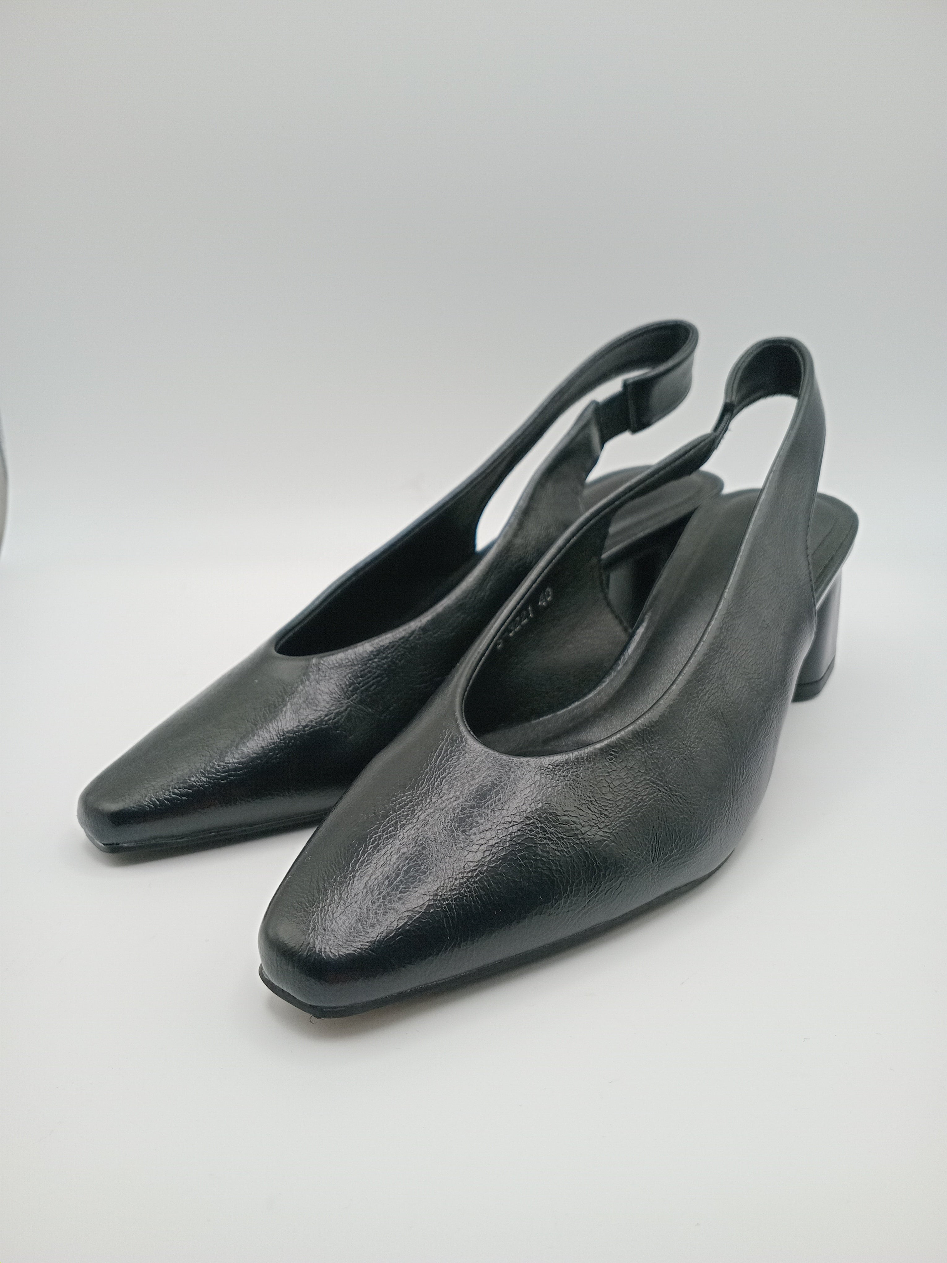 SABRINA SALTO MULLET BUONAROTTI PRETO BICUDO SCARPIN VERNIZ