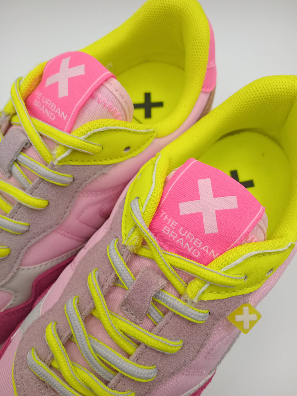 TÊNIS XTI ROSA AMARELO NEON TECIDO SPORT