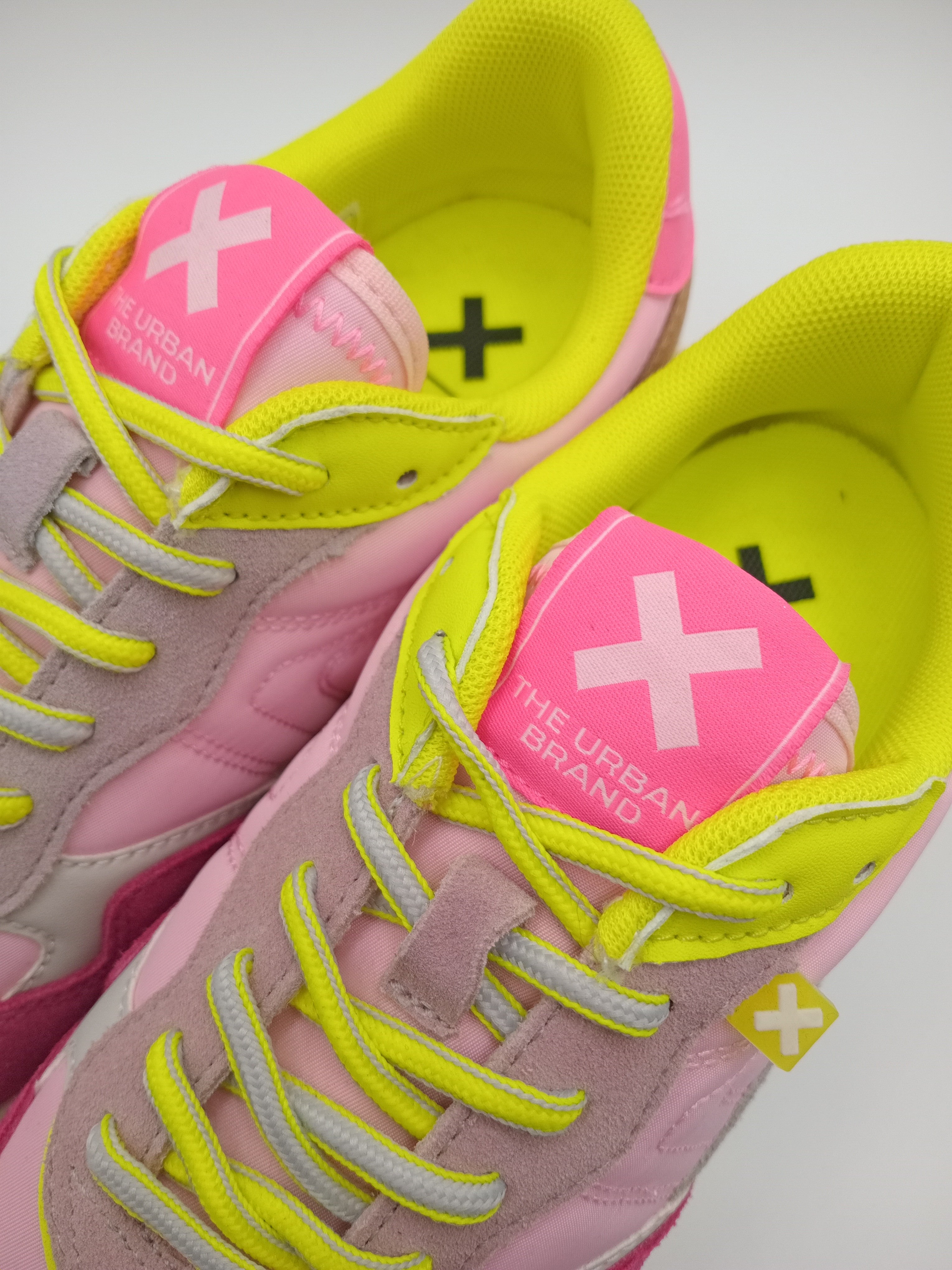 TÊNIS XTI ROSA AMARELO NEON TECIDO SPORT