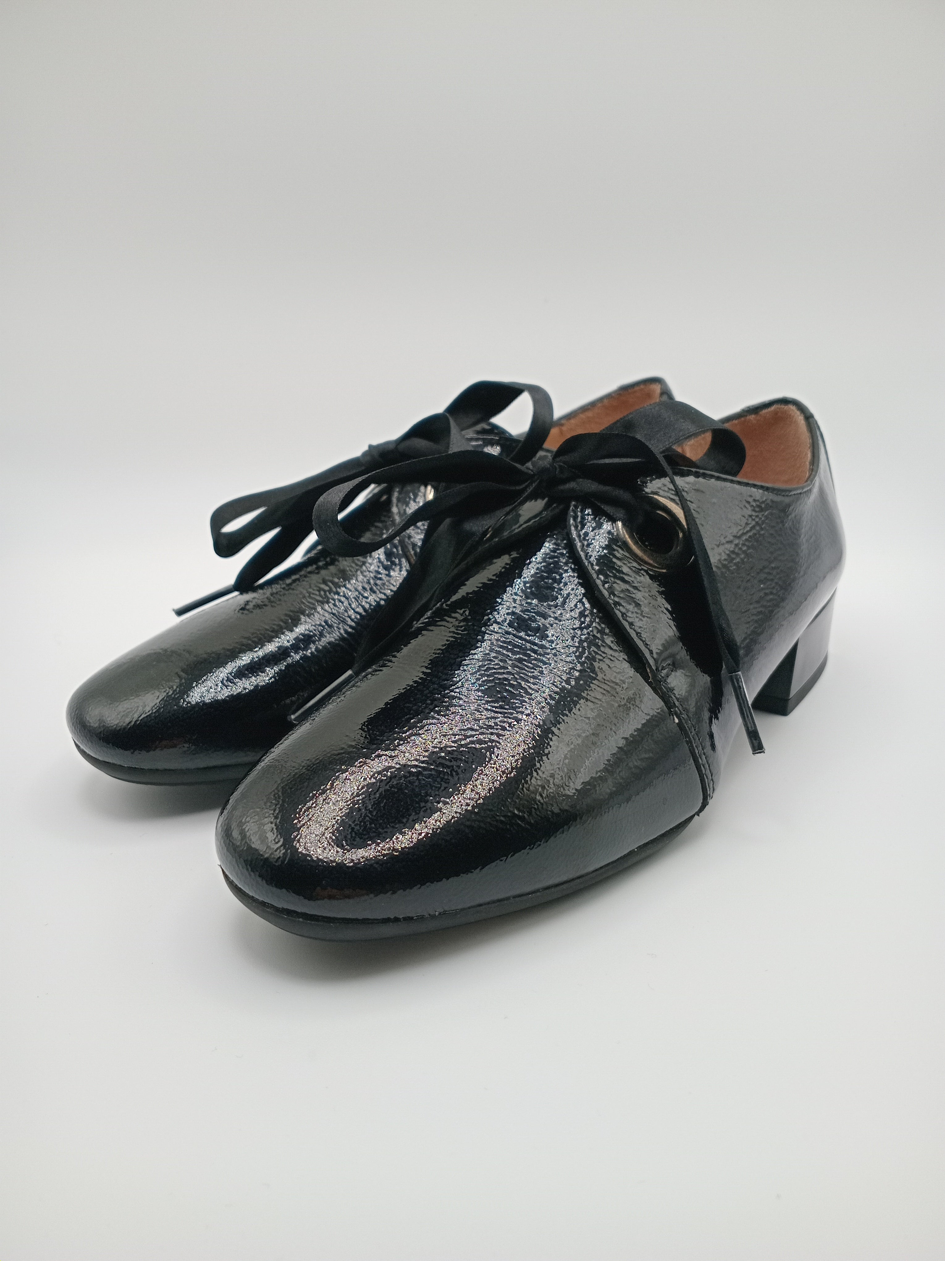 SAPATO VINTAGE SALTO HISPANITAS PRETO COURO BICO REDONDO ATACADOR FITA SETIN VERNIZ MOCASSIM