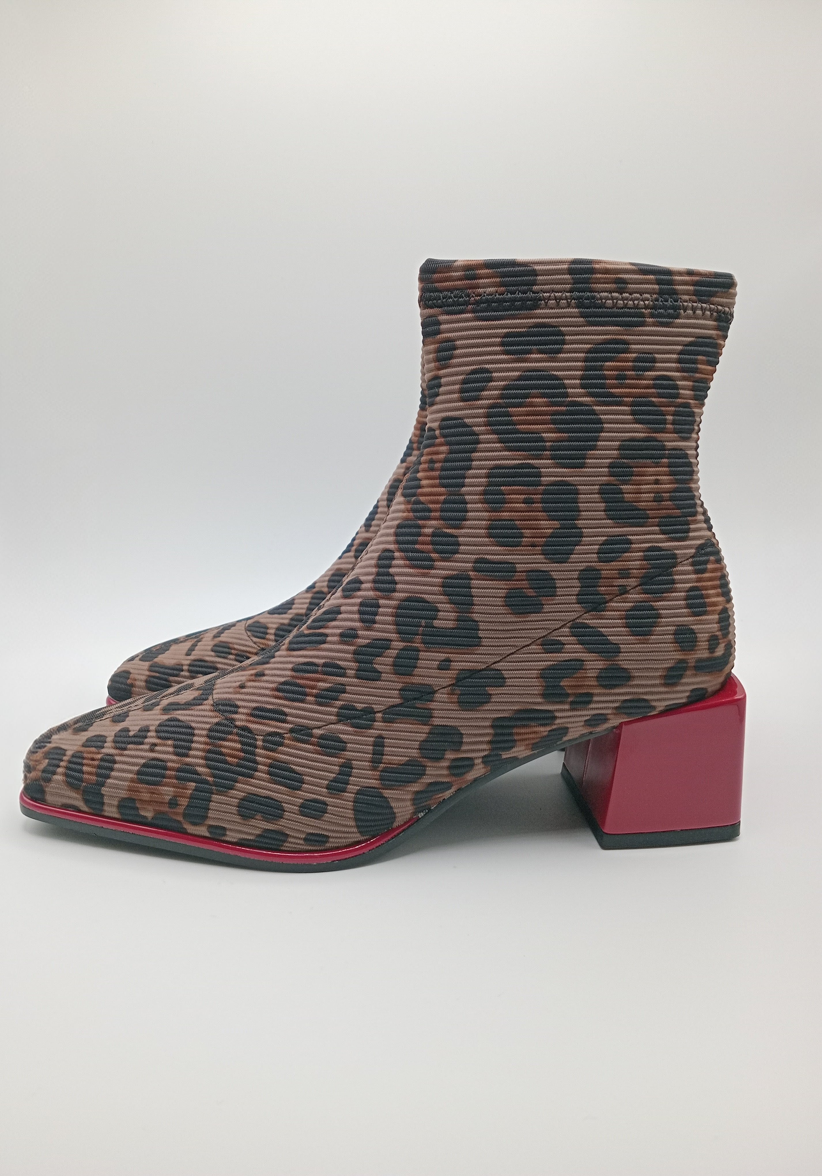 BOTA QUADRADA GIOSEPPO ONÇA ANIMAL PRINT TECIDO CANELADO DETALHES EM VERMELHO