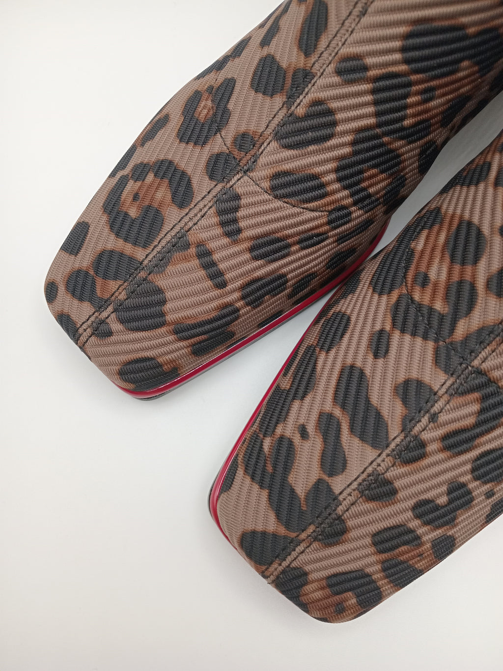 BOTA QUADRADA GIOSEPPO ONÇA ANIMAL PRINT TECIDO CANELADO DETALHES EM VERMELHO