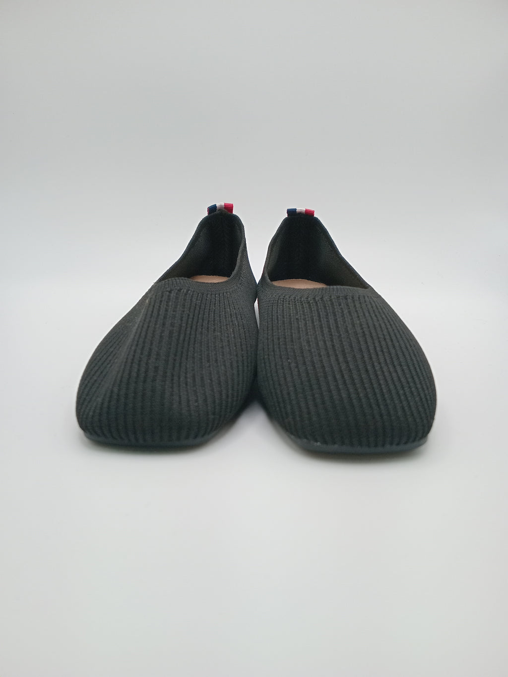 Sabrinas Pretas Fashion em Malha Flexível e Respirável; Sapatos Rasos Femininos Super Confortáveis com Detalhe Traseiro às Riscas para o Dia a Dia