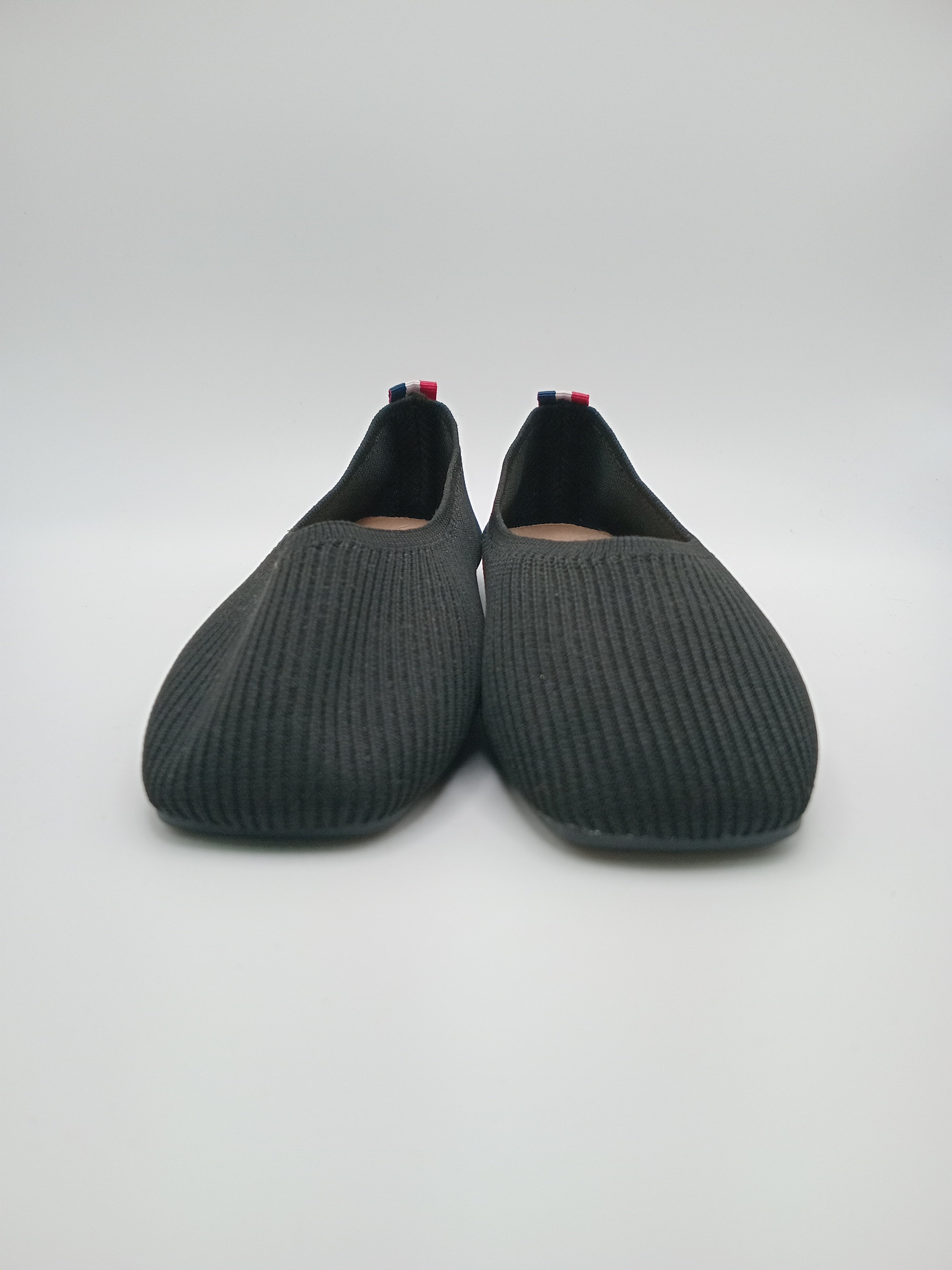 Sabrinas Pretas Fashion em Malha Flexível e Respirável; Sapatos Rasos Femininos Super Confortáveis com Detalhe Traseiro às Riscas para o Dia a Dia