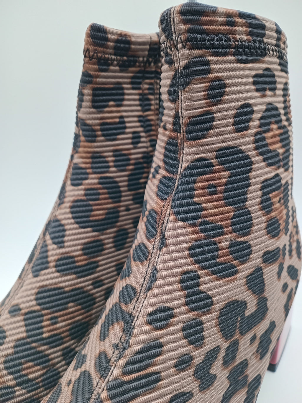BOTA QUADRADA GIOSEPPO ONÇA ANIMAL PRINT TECIDO CANELADO DETALHES EM VERMELHO