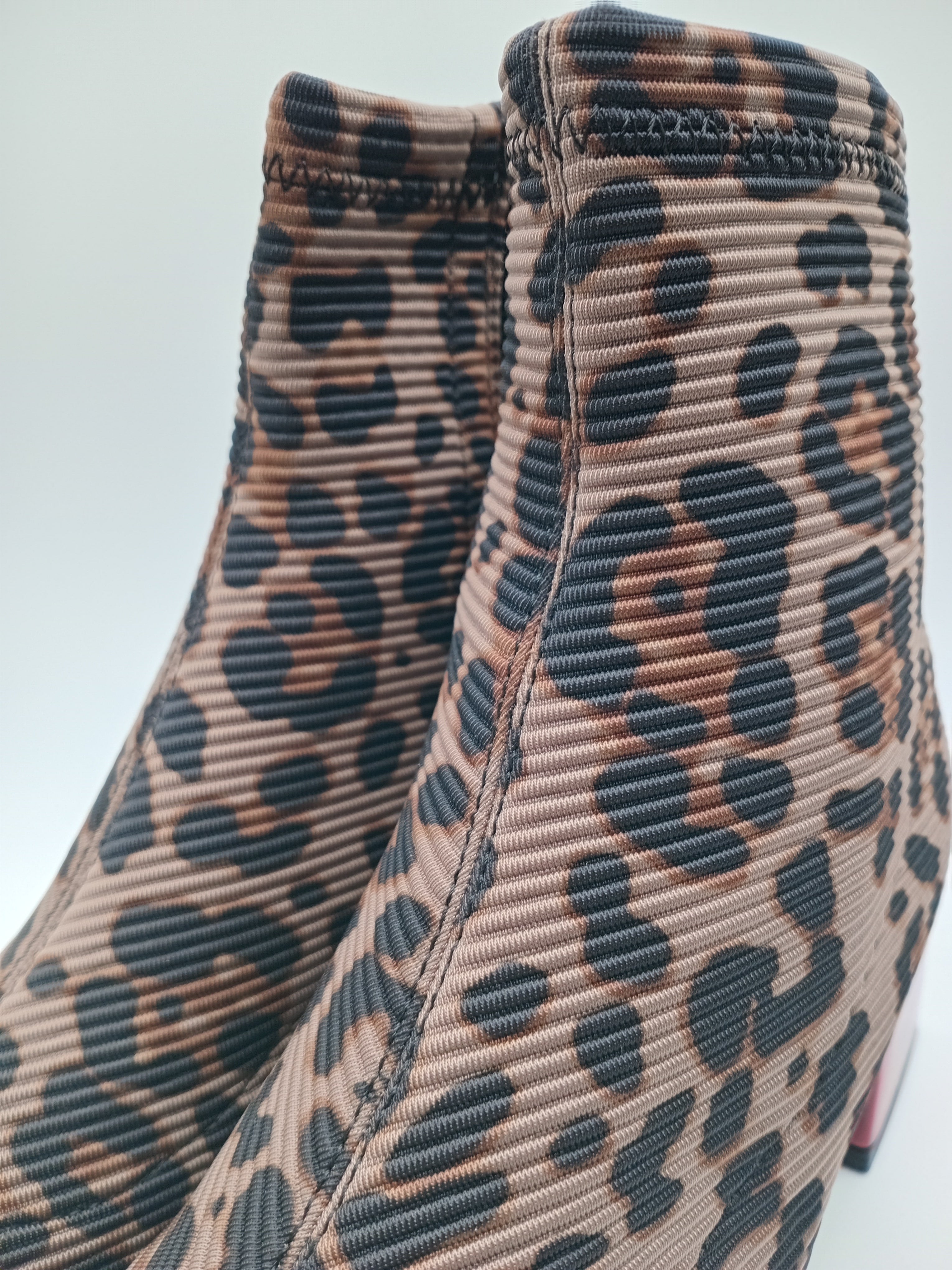 BOTA QUADRADA GIOSEPPO ONÇA ANIMAL PRINT TECIDO CANELADO DETALHES EM VERMELHO