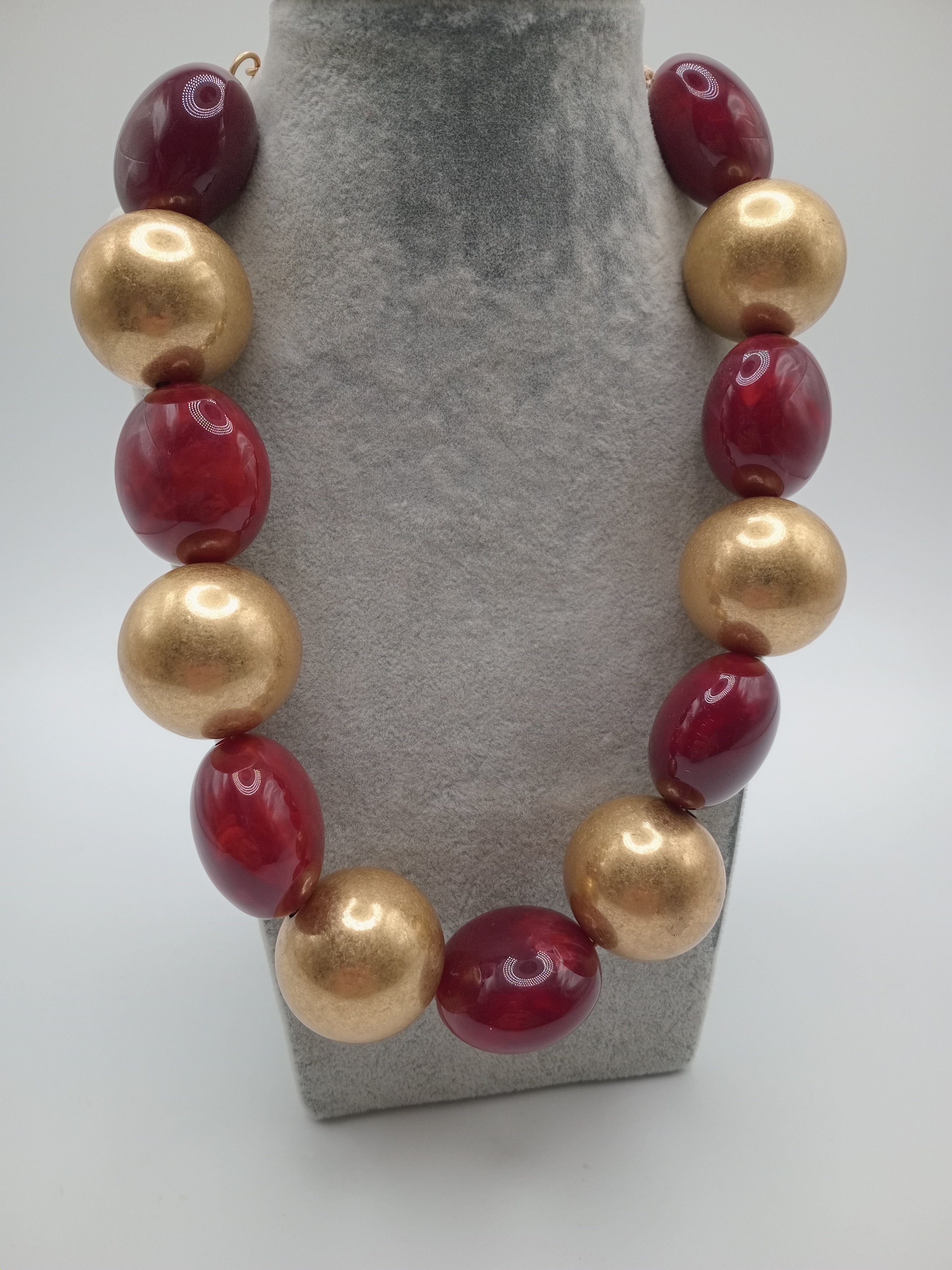 COLAR BOLAS VINHO BORDO BOLAS DOURADAS FECHO AJUSTAVÉL