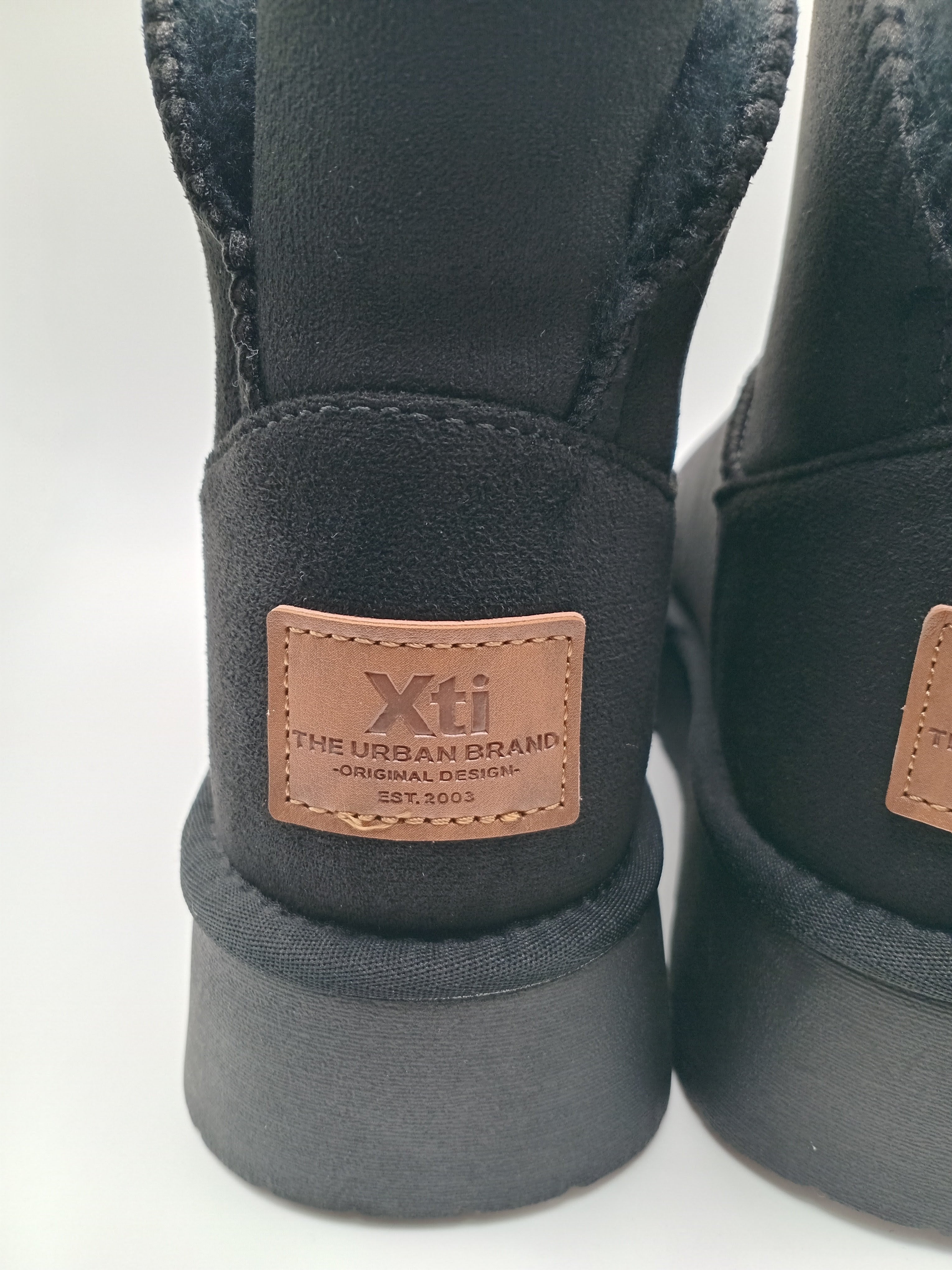 BOTA PANTUFA XTI PRETO PELOS VELUDO ABERTURA TRASEIRA ETIQUETA CASTANHO