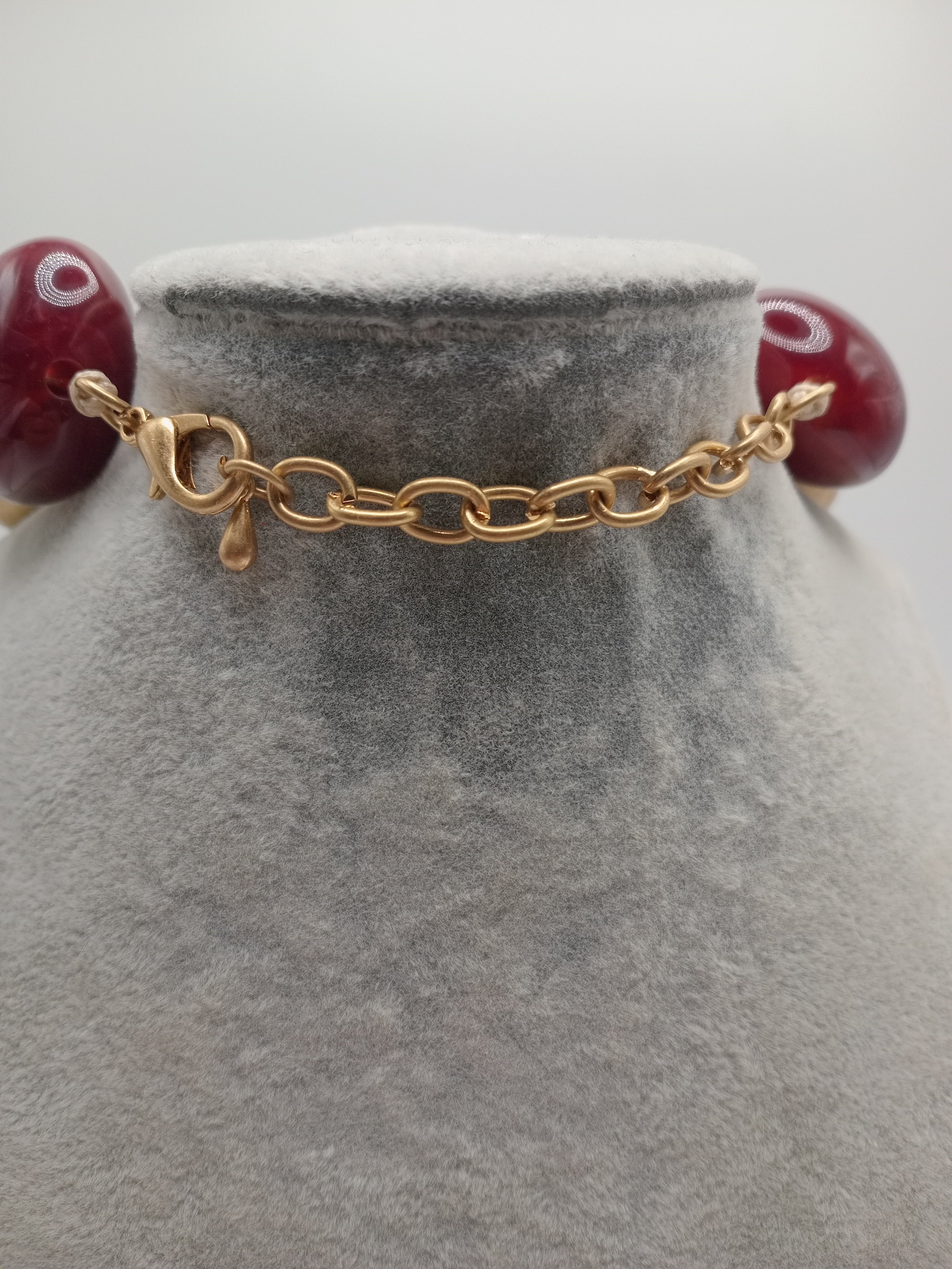 COLAR BOLAS VINHO BORDO BOLAS DOURADAS FECHO AJUSTAVÉL