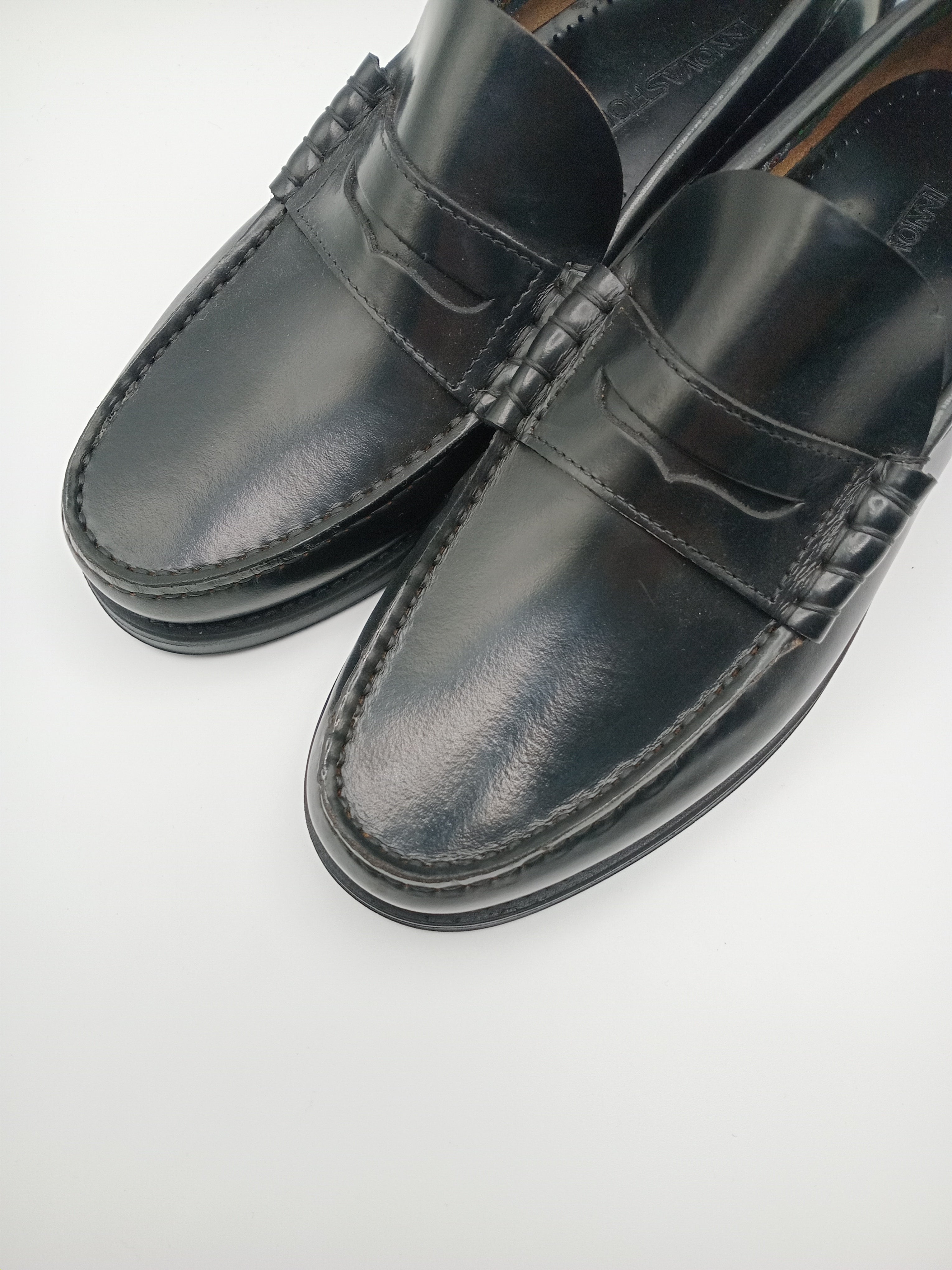 Mocassins Homem em Couro Preto Penny Loafers Clássicos; Sapatos de Homem Elegantes e Confortáveis para Casamento Trabalho e Casual; Calçado Masculino Innovashoes em Pele Legítima