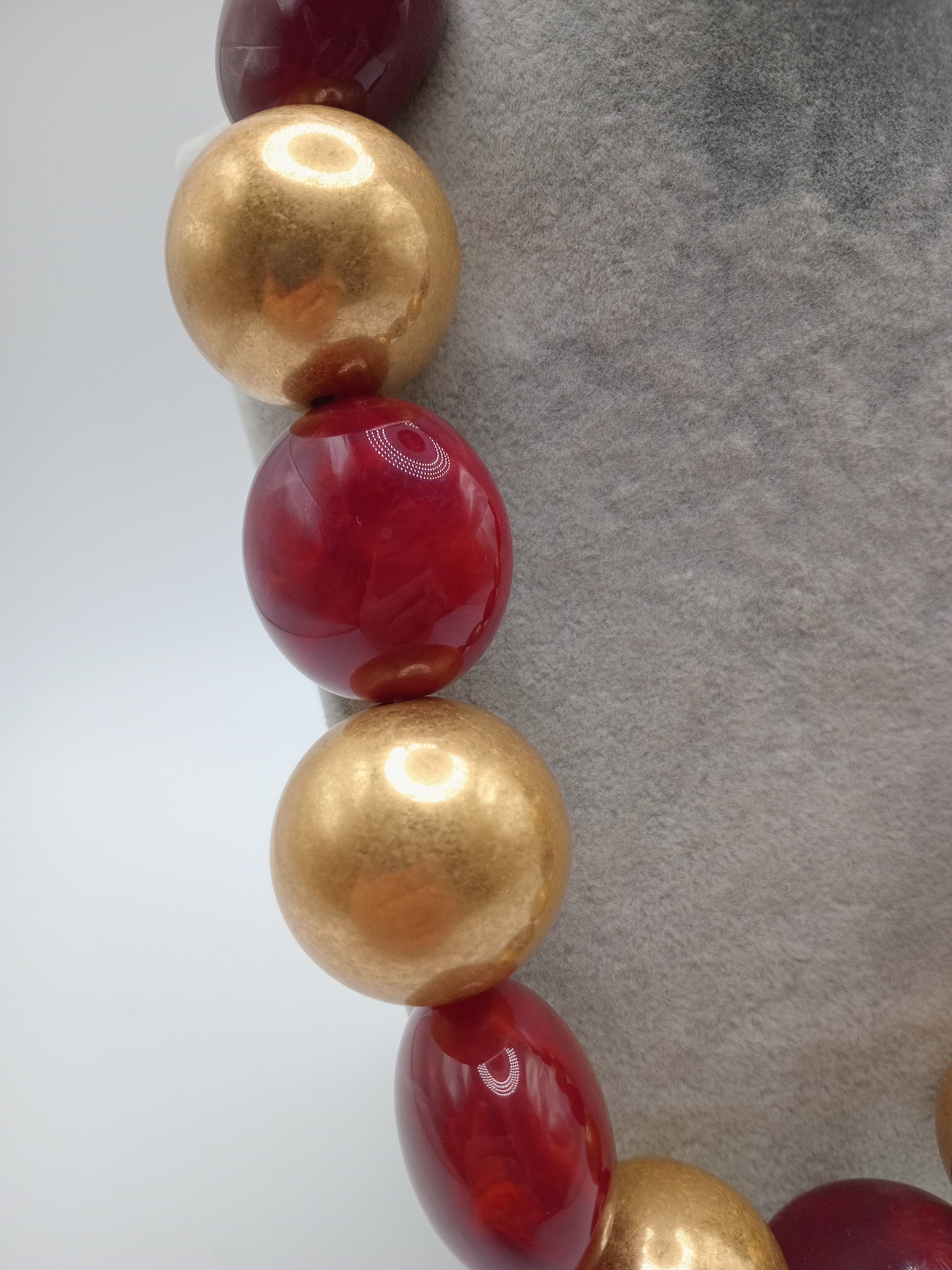 COLAR BOLAS VINHO BORDO BOLAS DOURADAS FECHO AJUSTAVÉL