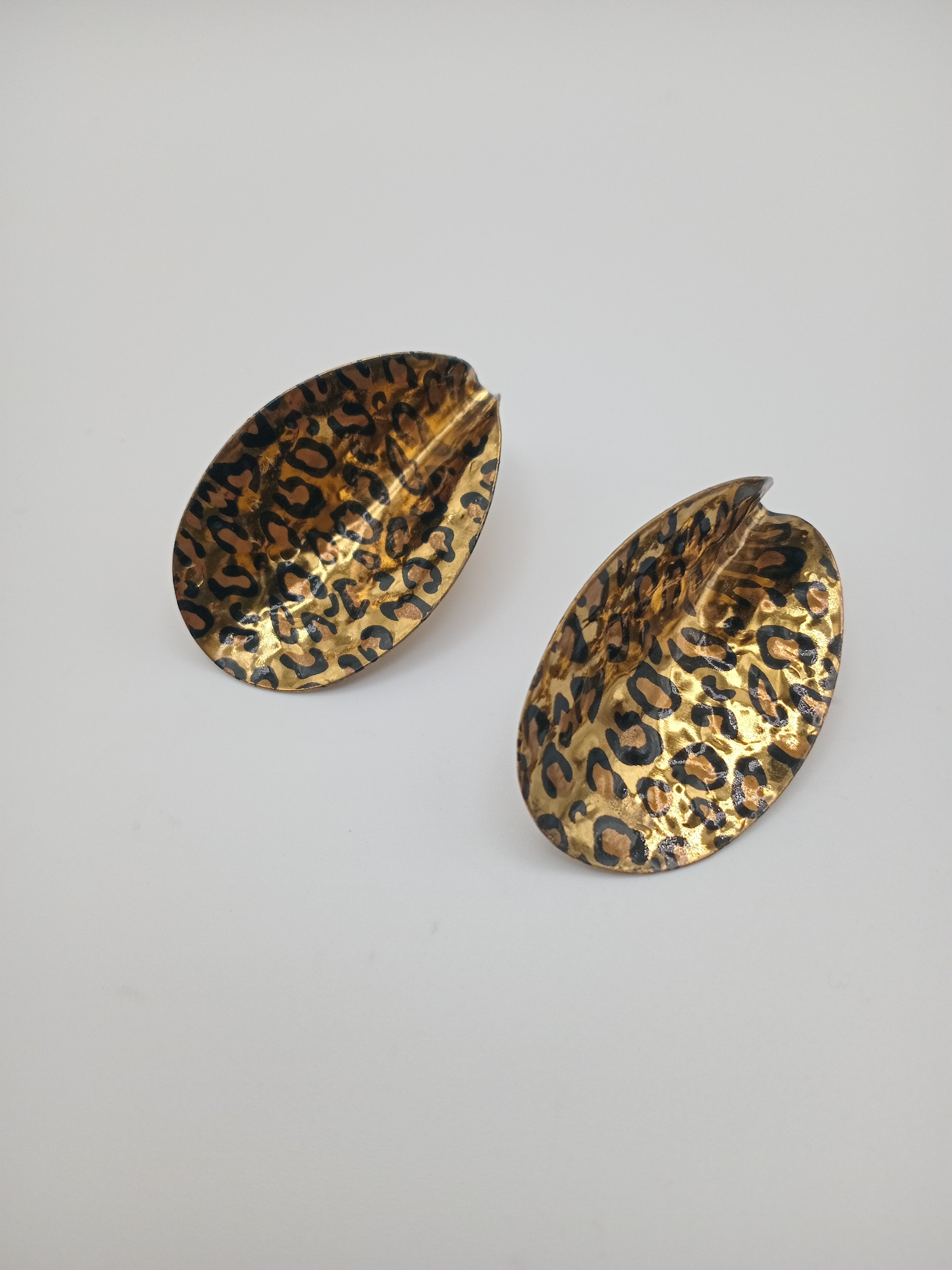 BRINCO LEOPARDO DOURADO MÉDIO FORMATO DOBRADO ANIMAL PRINT