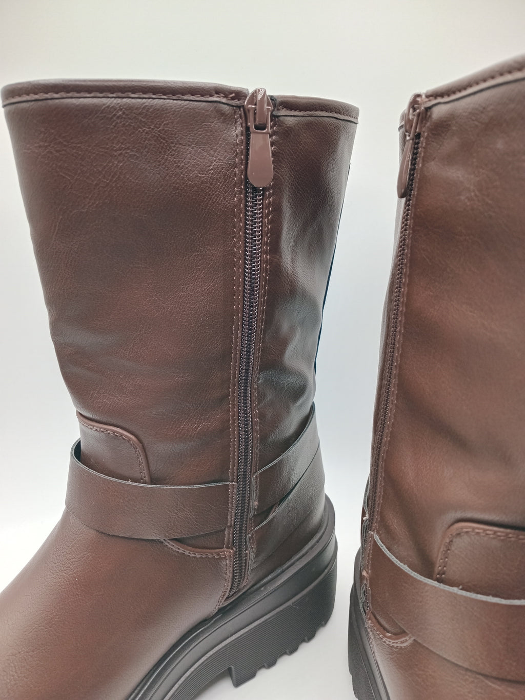 BOTA COTURNO BESTELLE CASTANHO ESCURO ECO PELE FECHO REGULÁVEL ZIPER