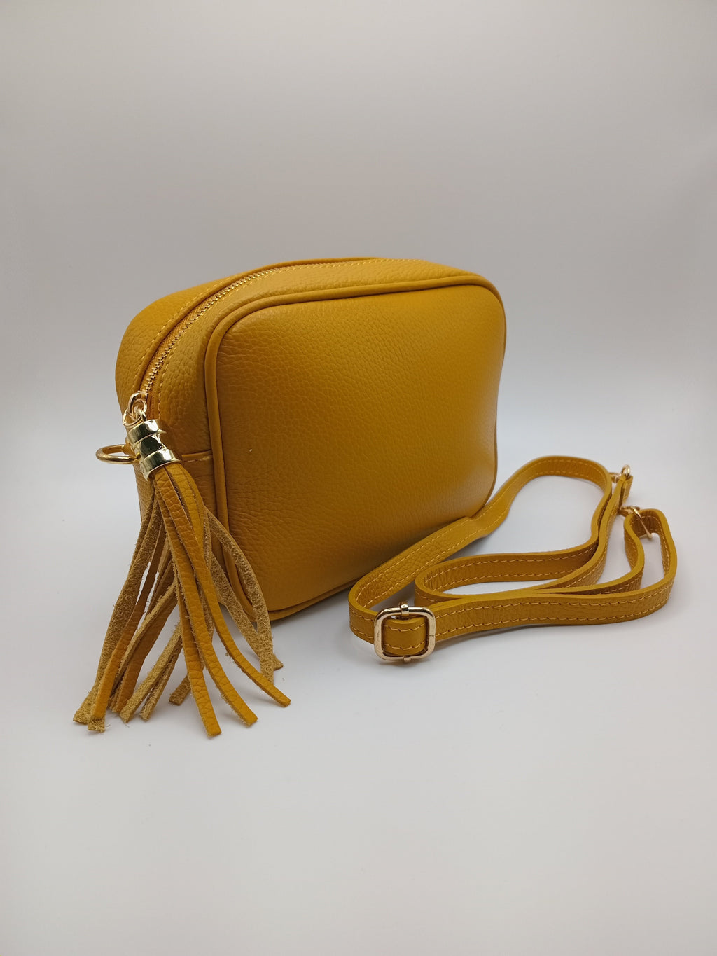 Mala de ombro, mala tiracolo, mala de mão italiana, amarelo mostarda, pele sintética, fecho de correr, alça ajustável removível, detalhe de franja contas douradas, compacta elegante
