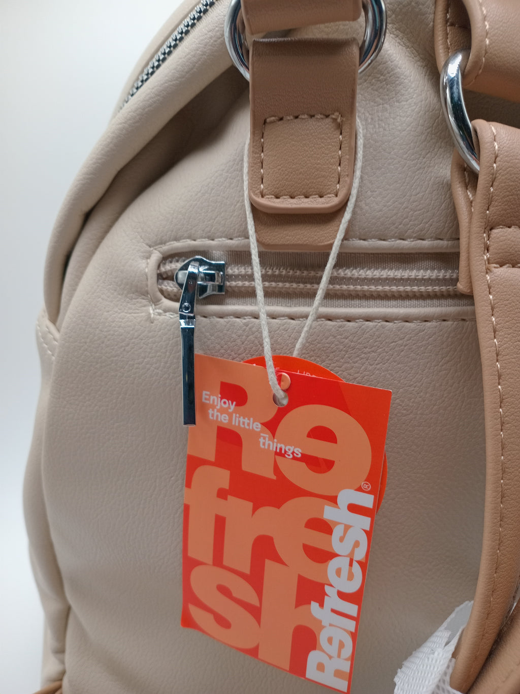 MOCHILA REFRESH BEGE CASTANHO CLARO ECO PELE BOLSO DUPLO FRONTAL ALÇA AJUSTÁVEL MALA