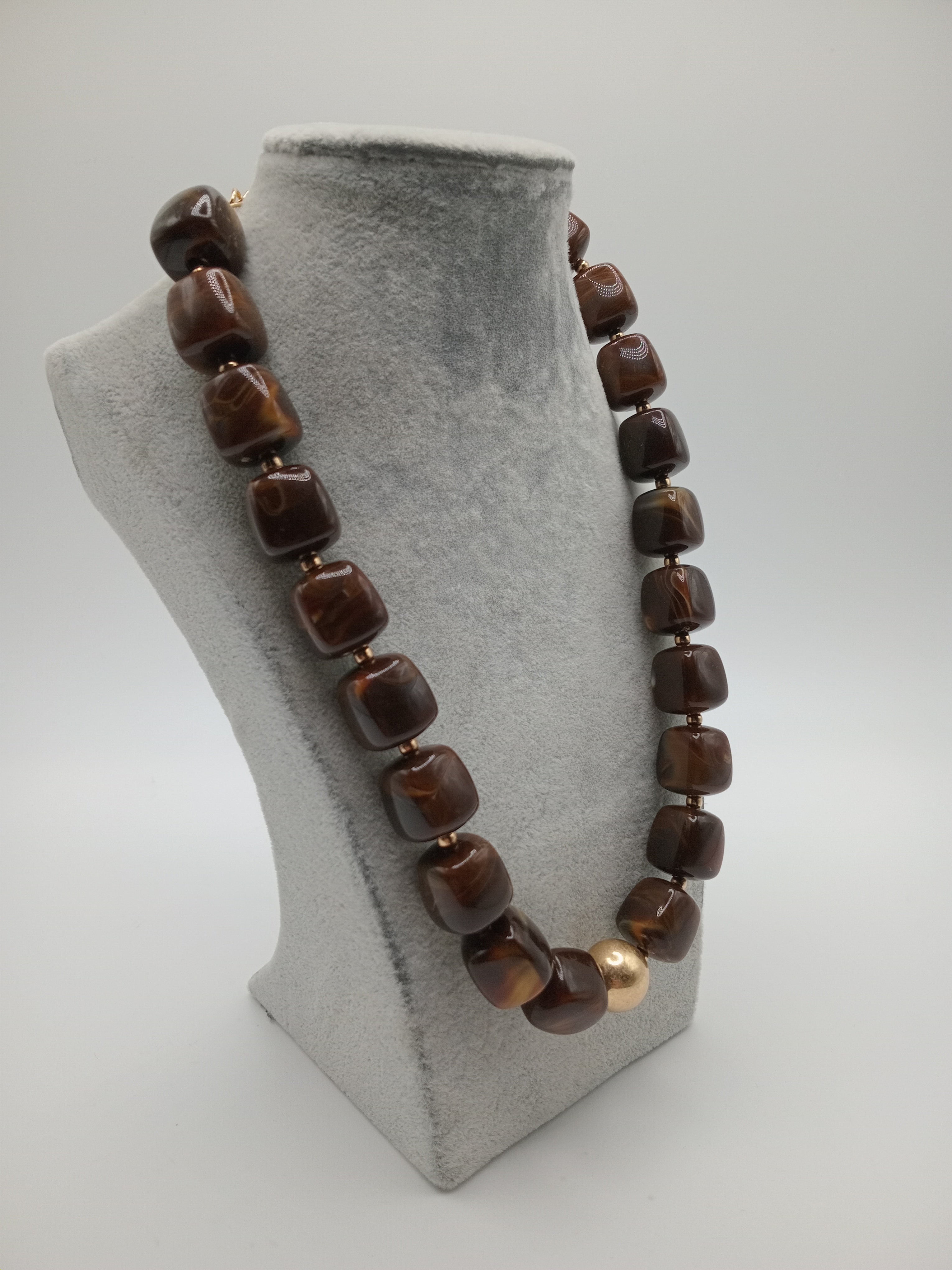 COLAR PEDRAS CASTANHO ESCURO BOLAS DOURADAS FECHO AJUSTAVÉL