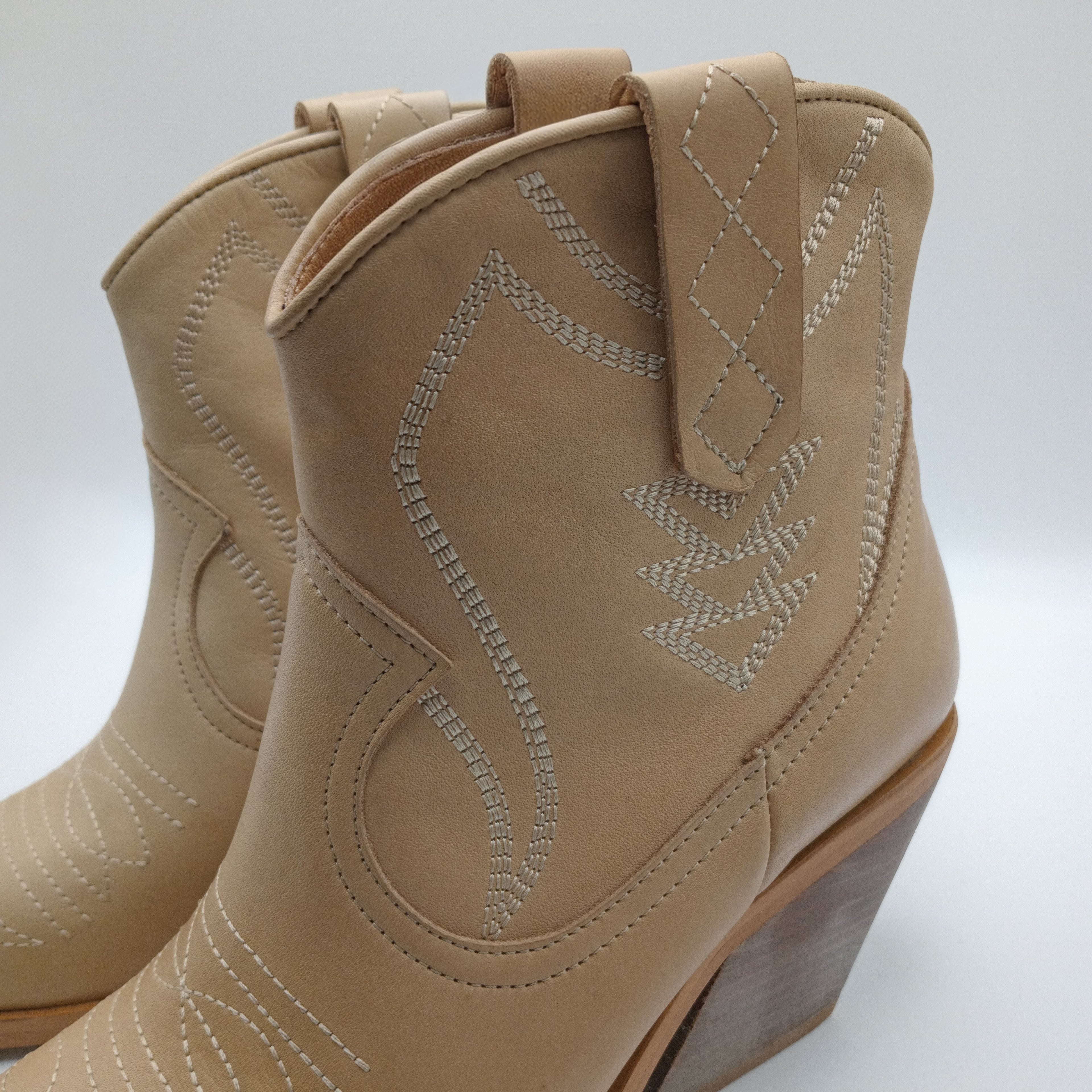 BOTA TEXANA BEAT SHOES BEGE COURO BORDADO BICUDO
