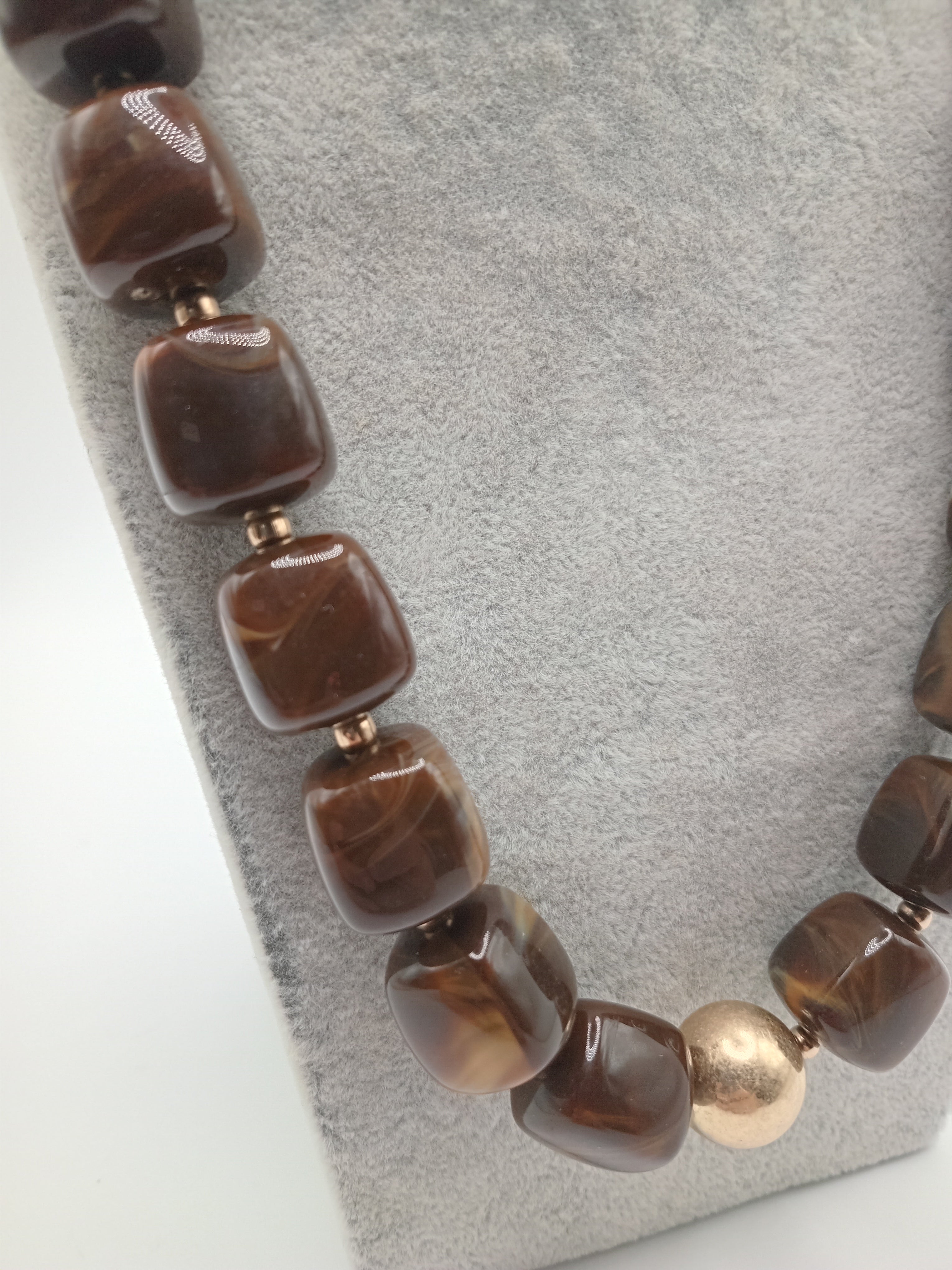 COLAR PEDRAS CASTANHO ESCURO BOLAS DOURADAS FECHO AJUSTAVÉL