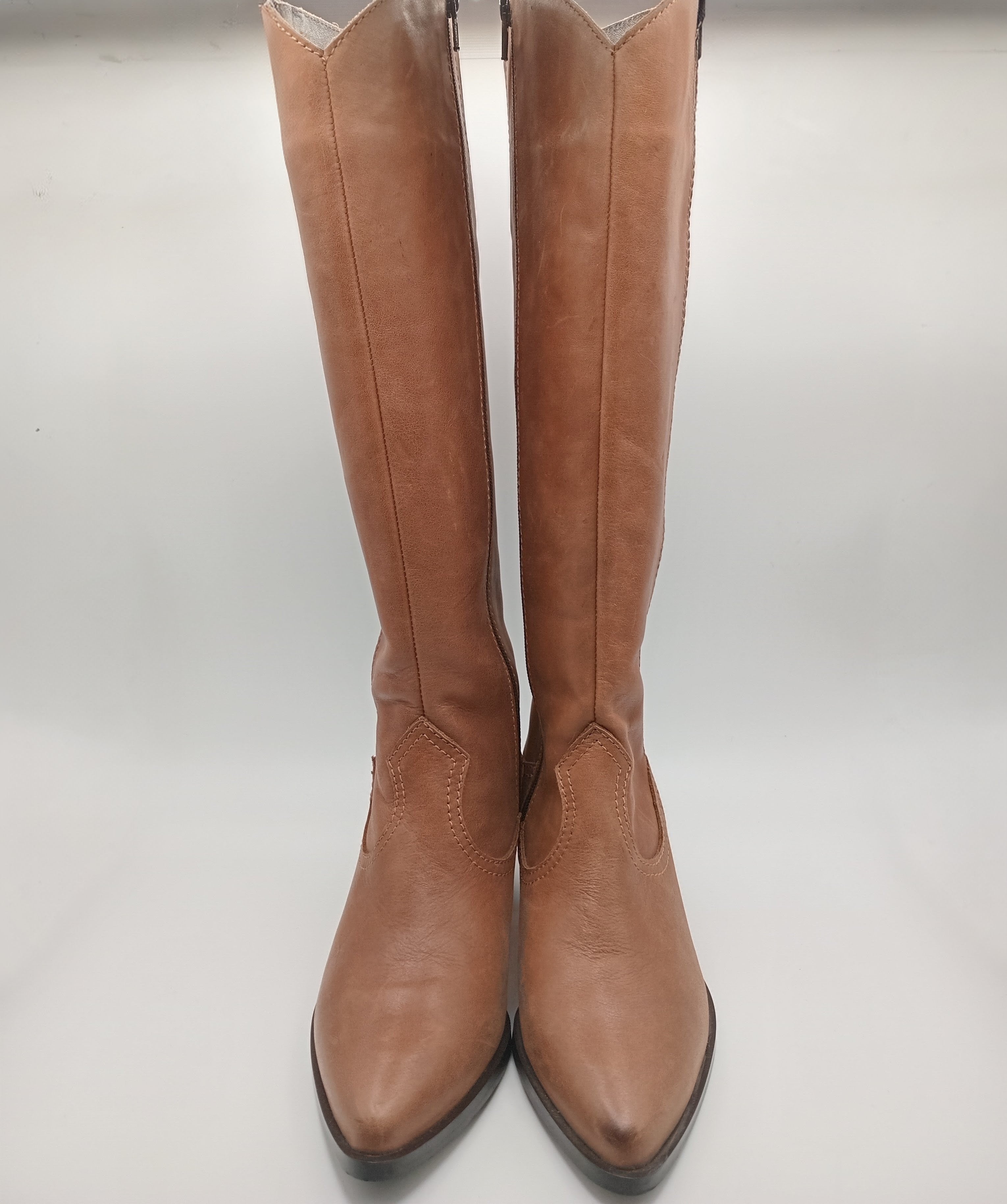 BOTA SALTO FENDA MACADI CASTANHO COURO DETALHE LATERAL CORDÃO BICUDO ZIPER CANO ALTO