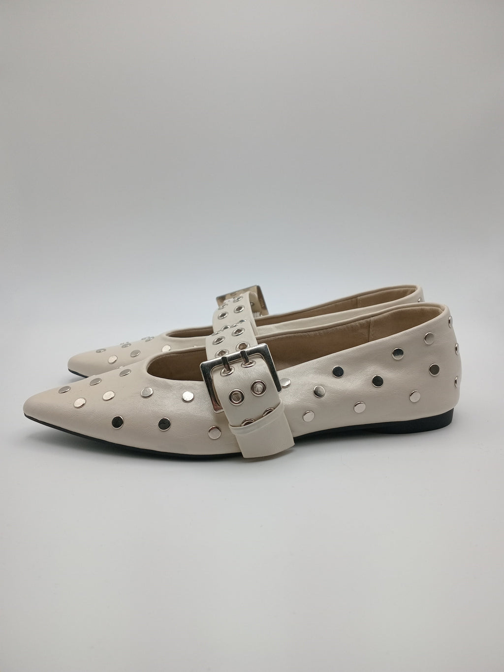 Sapatos Mary Jane Corina Bege Creme com Tachas e Fivela; Sabrinas de Ponta Fina Elegantes para Senhora.