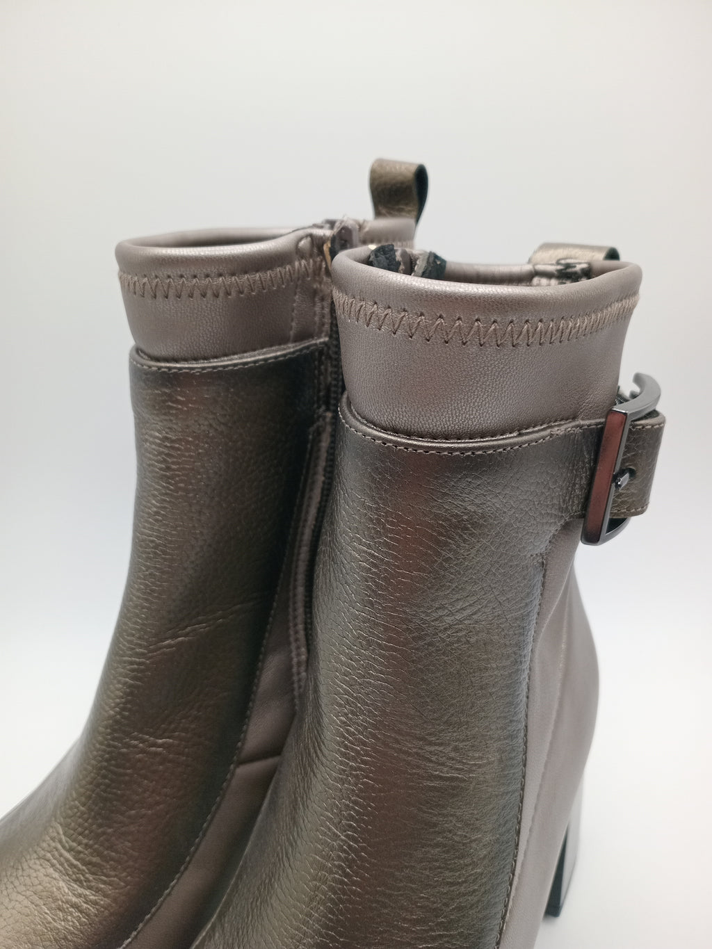 BOTA QUADRADA HISPANITAS PRATA ASFALTO CINZA ZIPER FIVELA H LOGO