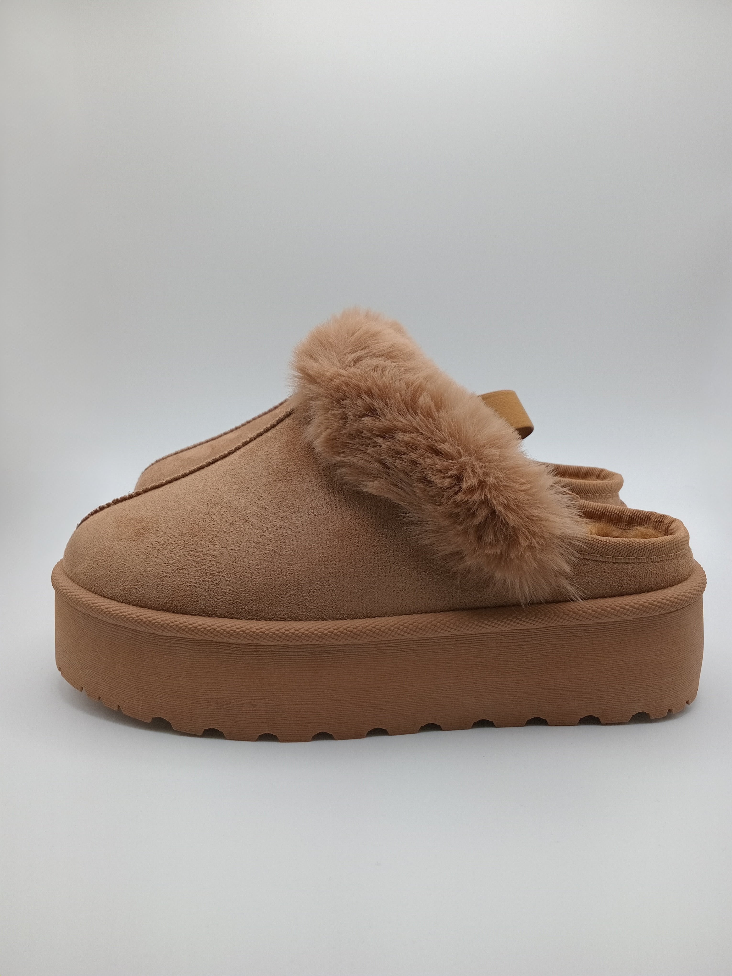 SOCAS PANTUFAS MACADI CASTANHO PELOS CAMURÇA TIRAS