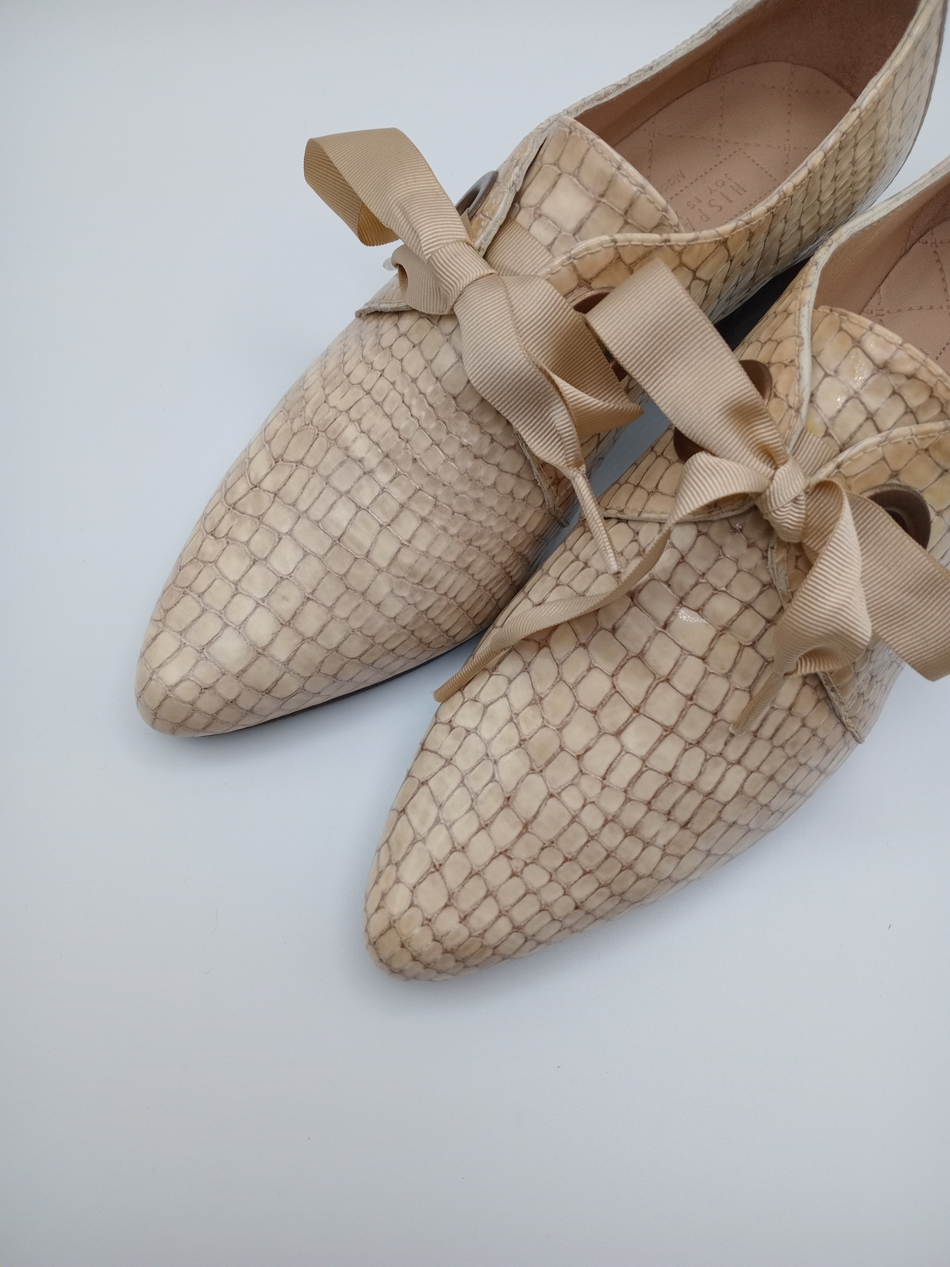 SAPATO VINTAGE SALTO HISPANITAS CREME COBRA COURO BICO REDONDO ATACADOR FITA SETIN VERNIZ MOCASSIM