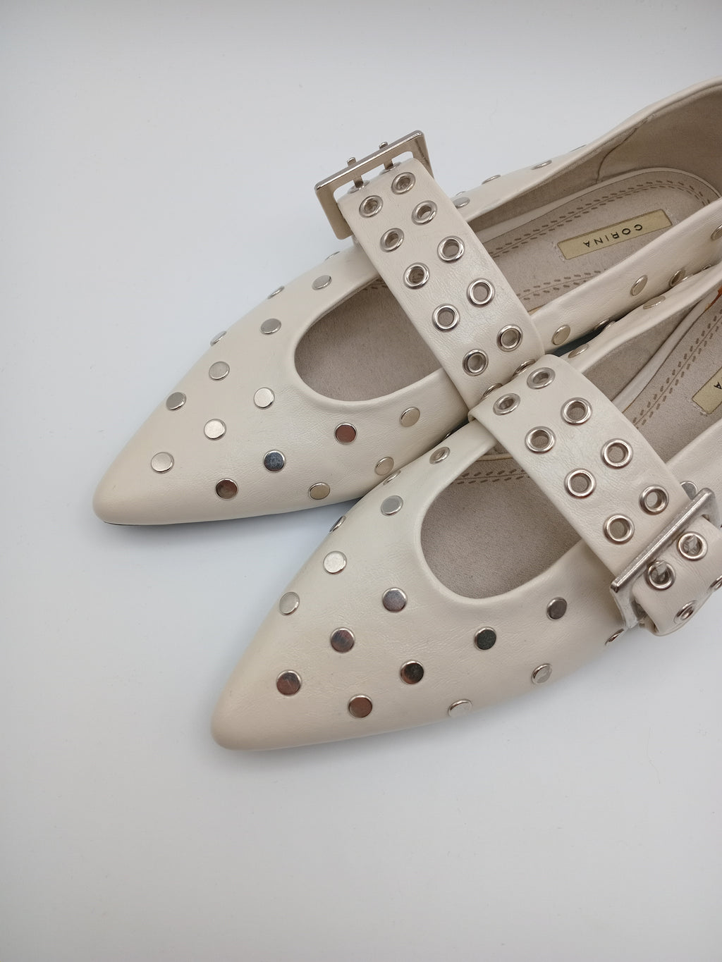 Sapatos Mary Jane Corina Bege Creme com Tachas e Fivela; Sabrinas de Ponta Fina Elegantes para Senhora.