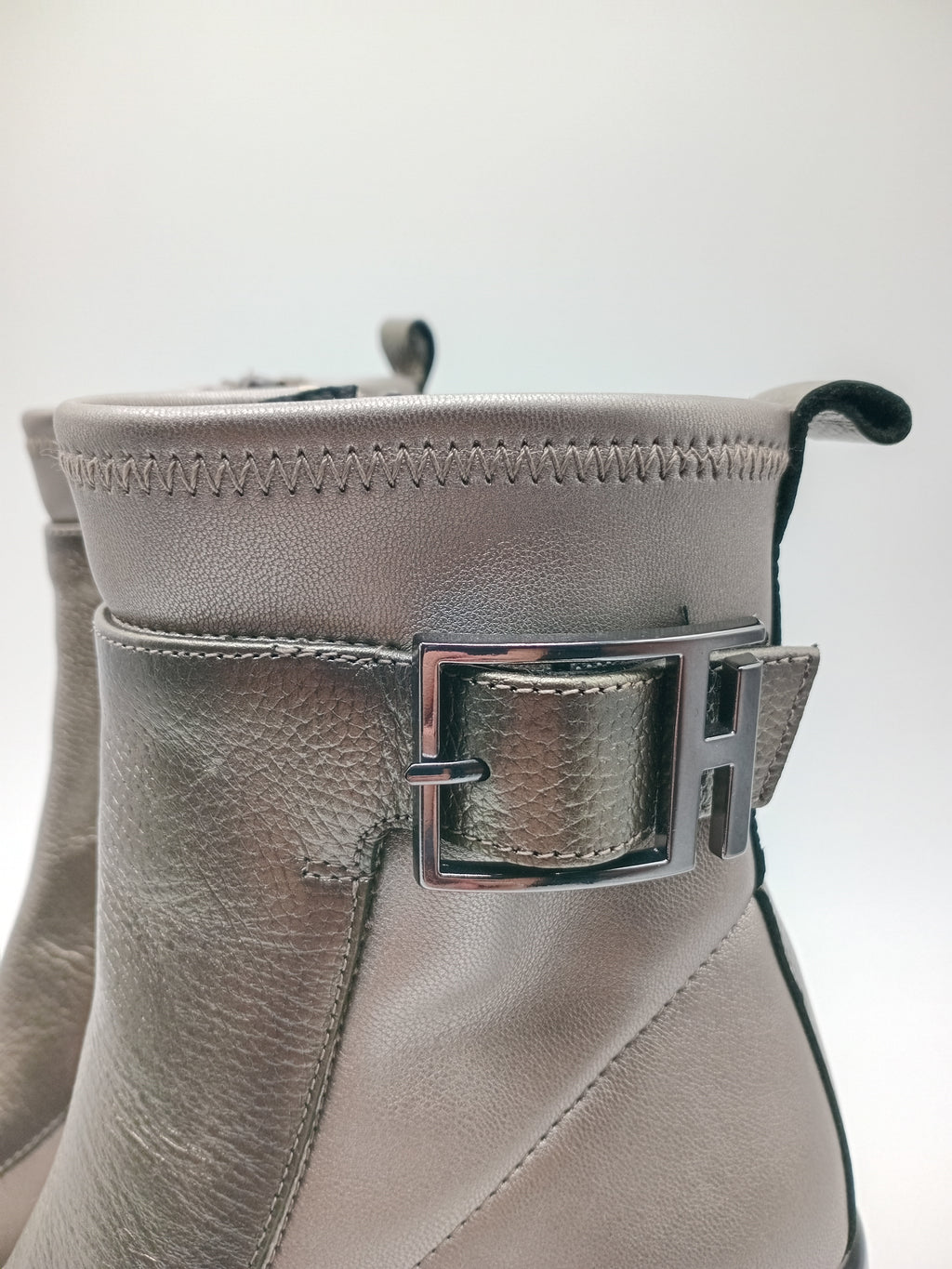 BOTA QUADRADA HISPANITAS PRATA ASFALTO CINZA ZIPER FIVELA H LOGO