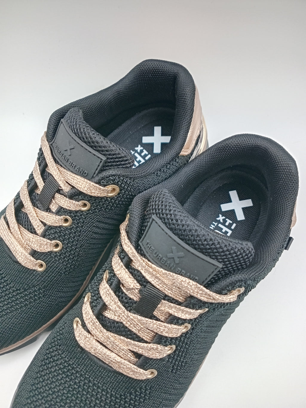 TÊNIS XTI PRETO DOURADO ONÇA ANIMAL PRINT TECIDO SOLA SPORT