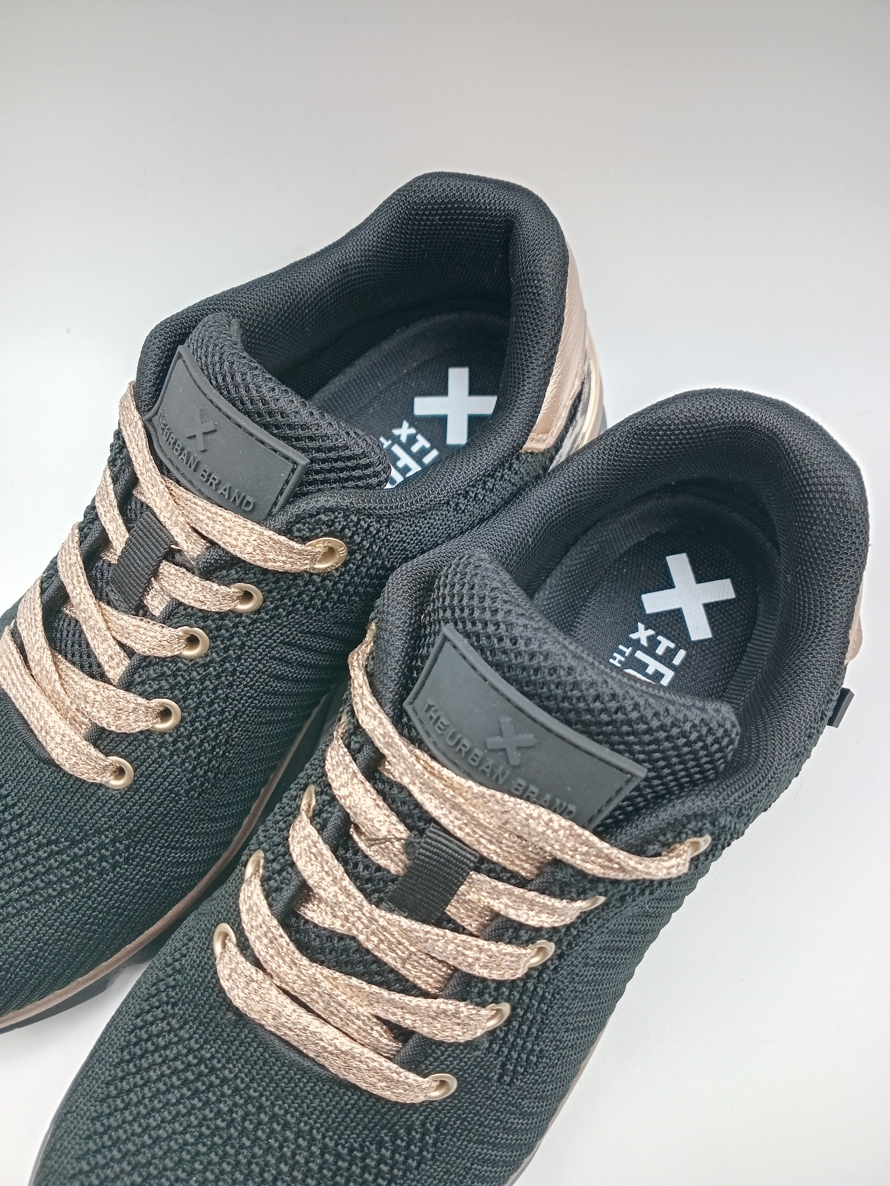 TÊNIS XTI PRETO DOURADO ONÇA ANIMAL PRINT TECIDO SOLA SPORT