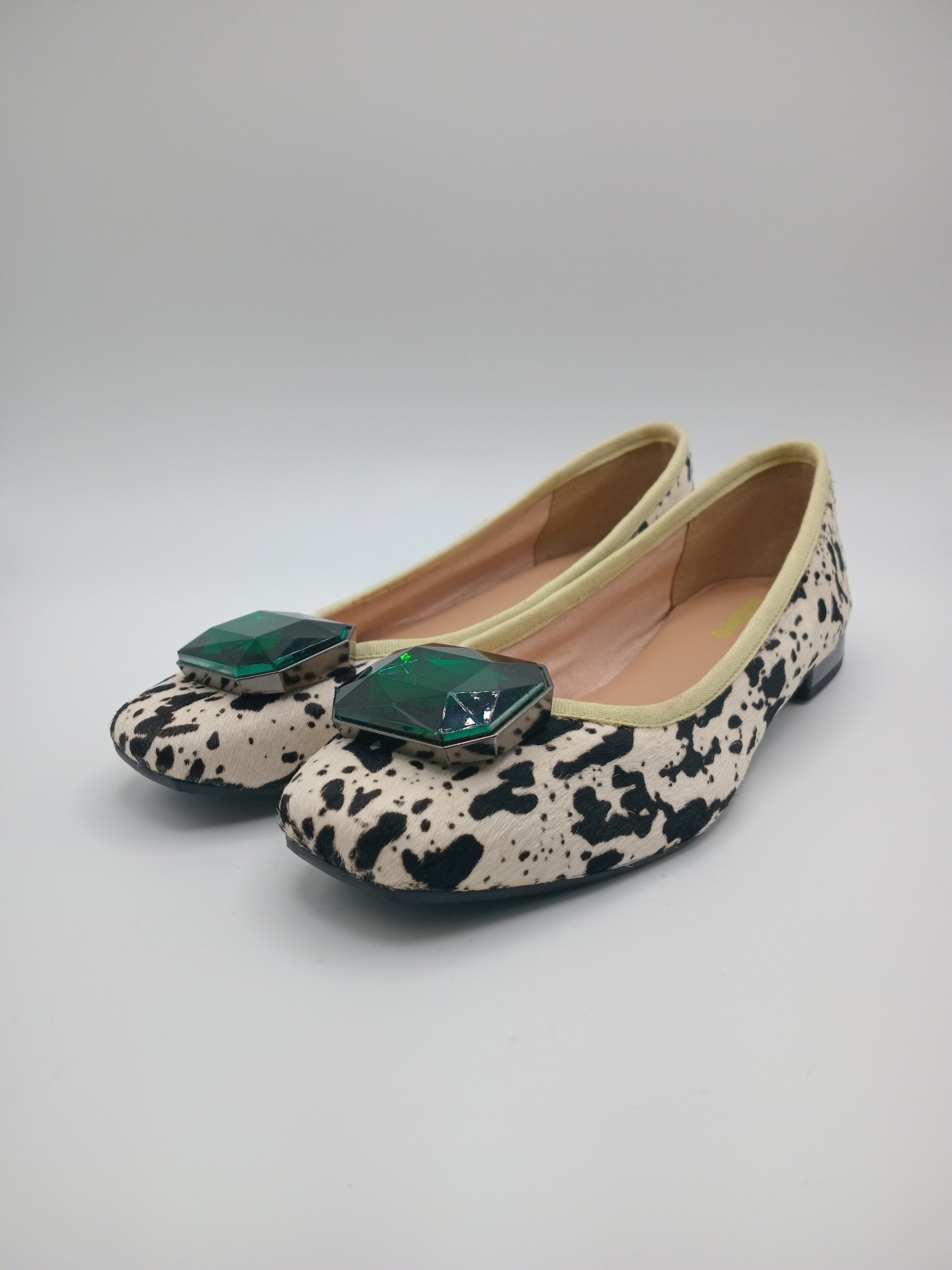 SABRINA GIOSEPPO VACA VERDE PRETO BRANCO COURO ANIMAL PRINT APLICAÇÃO DIAMANTE VERDE