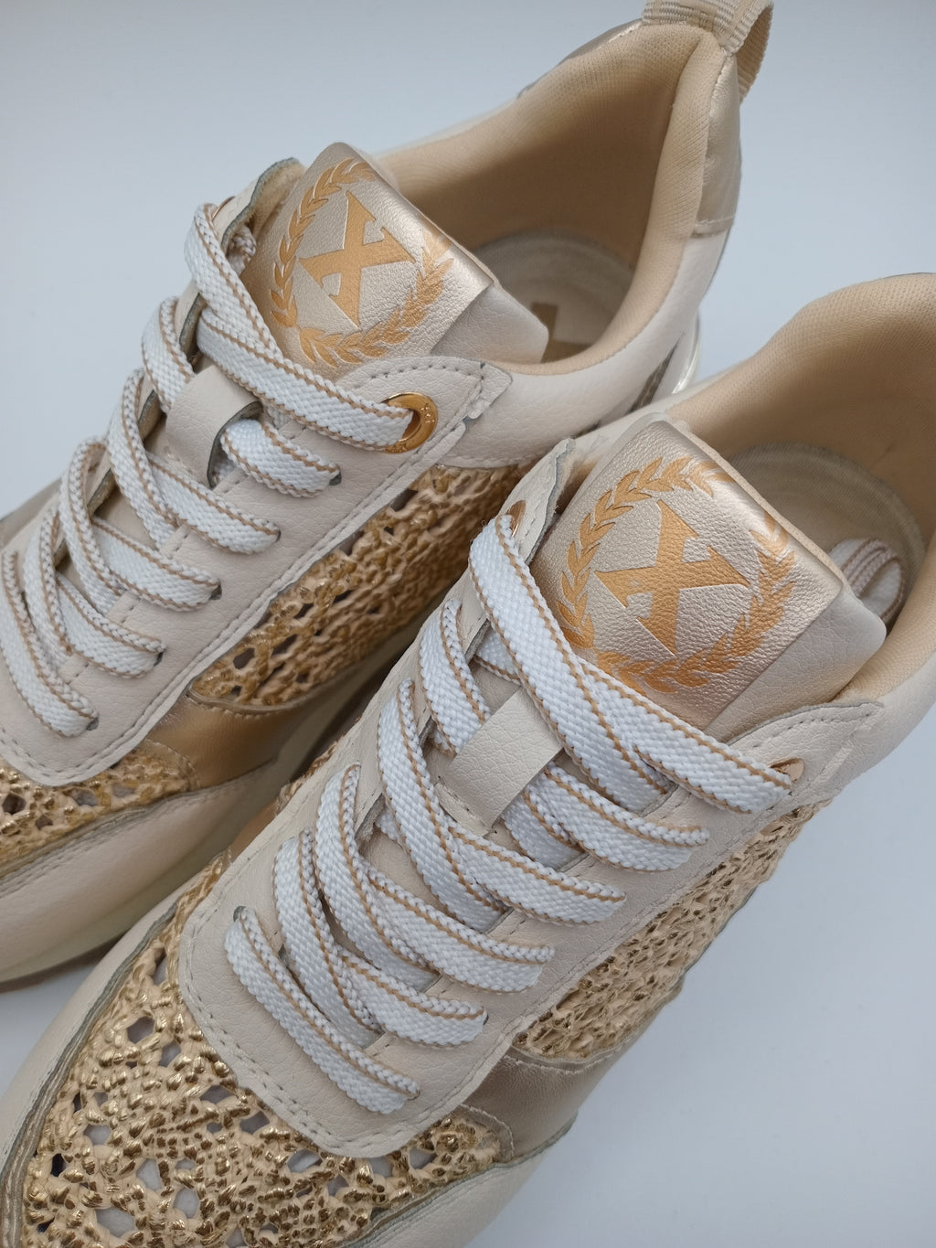 TÊNIS XTI DOURADO TECIDO MACRAME ENTRELACE